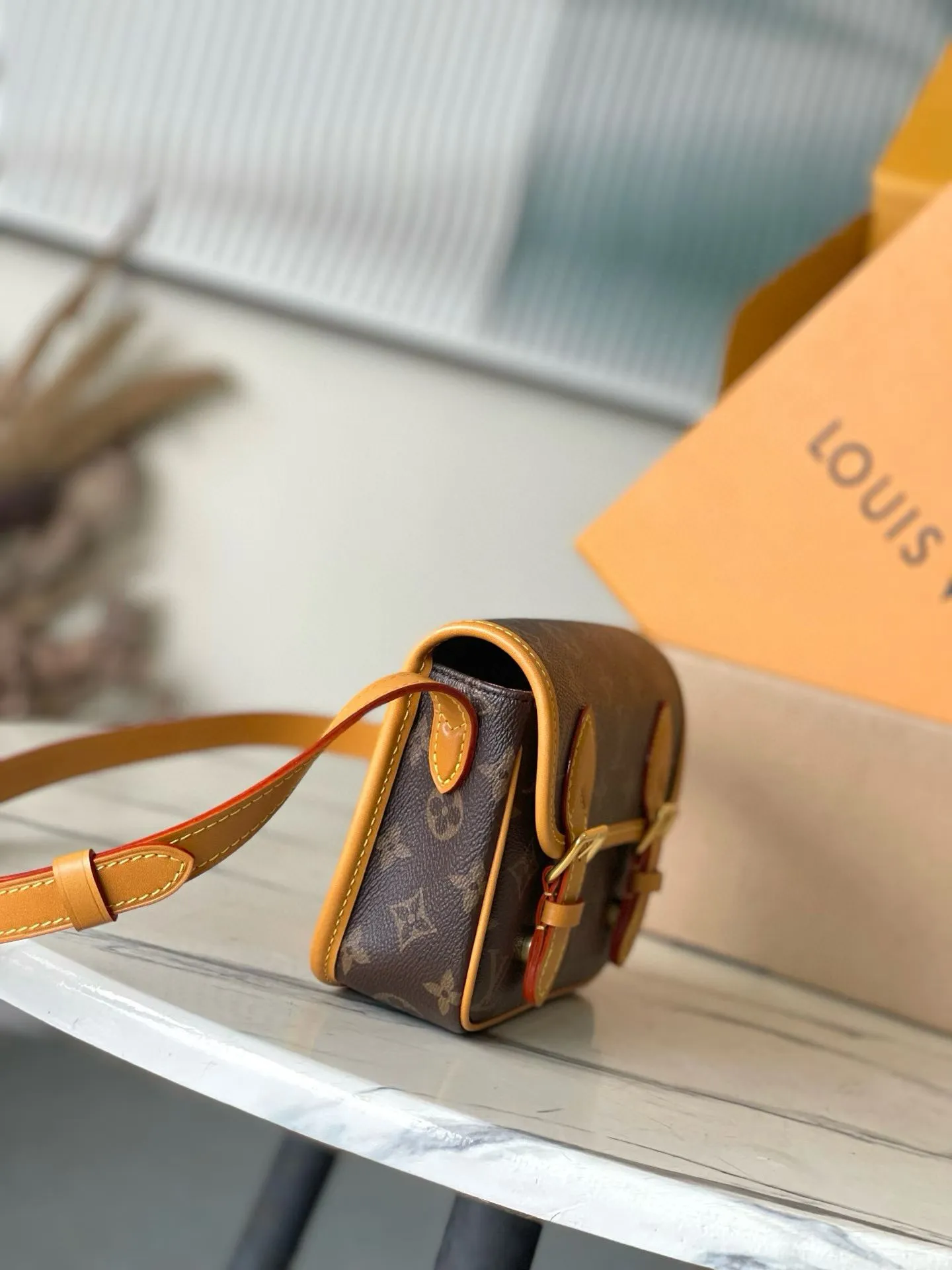 💰920 Top original order M26805 This Satchel mini handbag is from the Monogram Archive series. It has a soft Monogram canvas body with distressed leather trim and dazzling metal parts. The mini messenger bag is designed to hold daily necessities such as mobile phones and wallets. Adjustable shoulder straps ensure comfort when worn over the shoulder or across the body. Dimensions: 19.5 × 15 × 6 cm