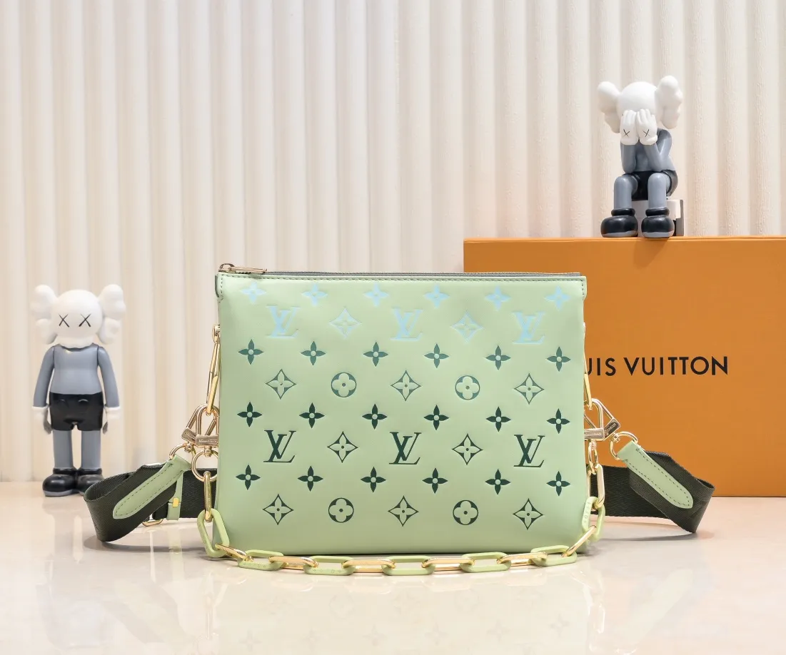 Batch 💰300 Top original model number M11225 23618 22896 57790 This small Coussin handbag is from the LVBy The Pool series. It is made of Monogram embossed sheep leather to show the watercolor effect Monogram print, echoing the elegant tones of the woven chain. There is a zippered pocket inside the compartment, and the detachable and adjustable double-sided wide shoulder strap makes it easy to carry. Dimensions: 26 x 20x12 cm (Length x Height x Width) Sheepskin Sheepskin trimmed with cow leather trimmed with metal hardware Internal compartment with zipper closure Holds a short wallet, smartphone, keys, headphones and lipstick Strap: removable, adjustable Half-length: 30.0cm Strap half-length adjustable to: 50.0cm Chain: removable Chain half-length: 27.0cm