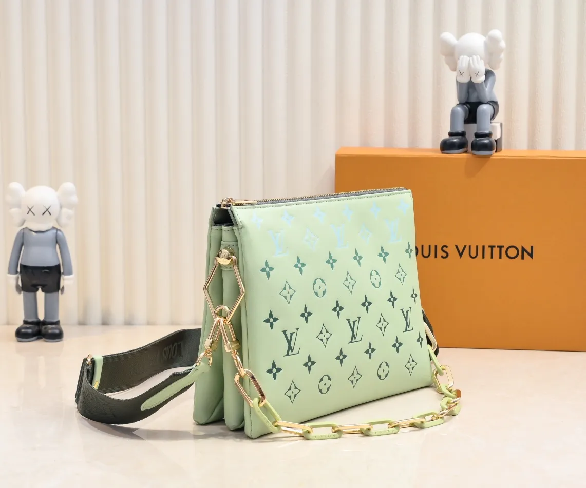 Batch 💰300 Top original model number M11225 23618 22896 57790 This small Coussin handbag is from the LVBy The Pool series. It is made of Monogram embossed sheep leather to show the watercolor effect Monogram print, echoing the elegant tones of the woven chain. There is a zippered pocket inside the compartment, and the detachable and adjustable double-sided wide shoulder strap makes it easy to carry. Dimensions: 26 x 20x12 cm (Length x Height x Width) Sheepskin Sheepskin trimmed with cow leather trimmed with metal hardware Internal compartment with zipper closure Holds a short wallet, smartphone, keys, headphones and lipstick Strap: removable, adjustable Half-length: 30.0cm Strap half-length adjustable to: 50.0cm Chain: removable Chain half-length: 27.0cm