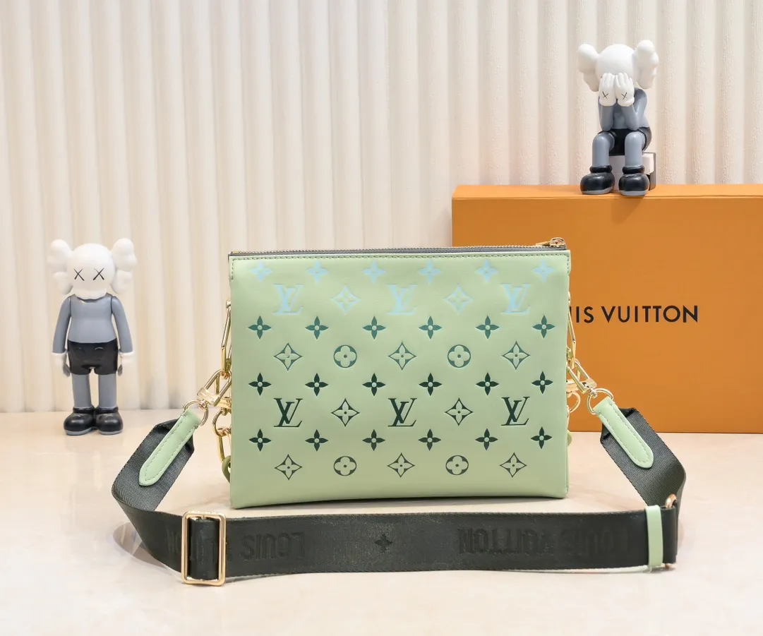 Batch 💰300 Top original model number M11225 23618 22896 57790 This small Coussin handbag is from the LVBy The Pool series. It is made of Monogram embossed sheep leather to show the watercolor effect Monogram print, echoing the elegant tones of the woven chain. There is a zippered pocket inside the compartment, and the detachable and adjustable double-sided wide shoulder strap makes it easy to carry. Dimensions: 26 x 20x12 cm (Length x Height x Width) Sheepskin Sheepskin trimmed with cow leather trimmed with metal hardware Internal compartment with zipper closure Holds a short wallet, smartphone, keys, headphones and lipstick Strap: removable, adjustable Half-length: 30.0cm Strap half-length adjustable to: 50.0cm Chain: removable Chain half-length: 27.0cm