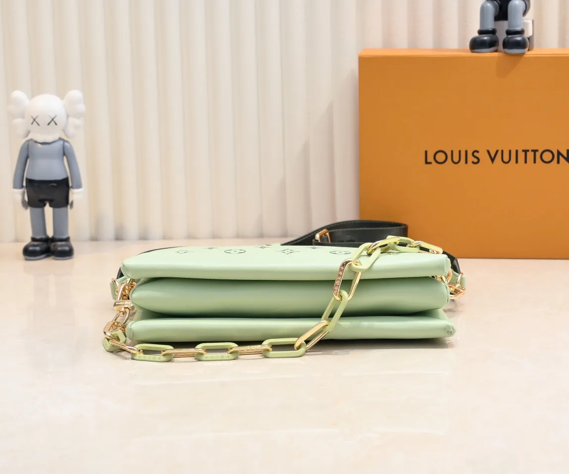 Batch 💰300 Top original model number M11225 23618 22896 57790 This small Coussin handbag is from the LVBy The Pool series. It is made of Monogram embossed sheep leather to show the watercolor effect Monogram print, echoing the elegant tones of the woven chain. There is a zippered pocket inside the compartment, and the detachable and adjustable double-sided wide shoulder strap makes it easy to carry. Dimensions: 26 x 20x12 cm (Length x Height x Width) Sheepskin Sheepskin trimmed with cow leather trimmed with metal hardware Internal compartment with zipper closure Holds a short wallet, smartphone, keys, headphones and lipstick Strap: removable, adjustable Half-length: 30.0cm Strap half-length adjustable to: 50.0cm Chain: removable Chain half-length: 27.0cm