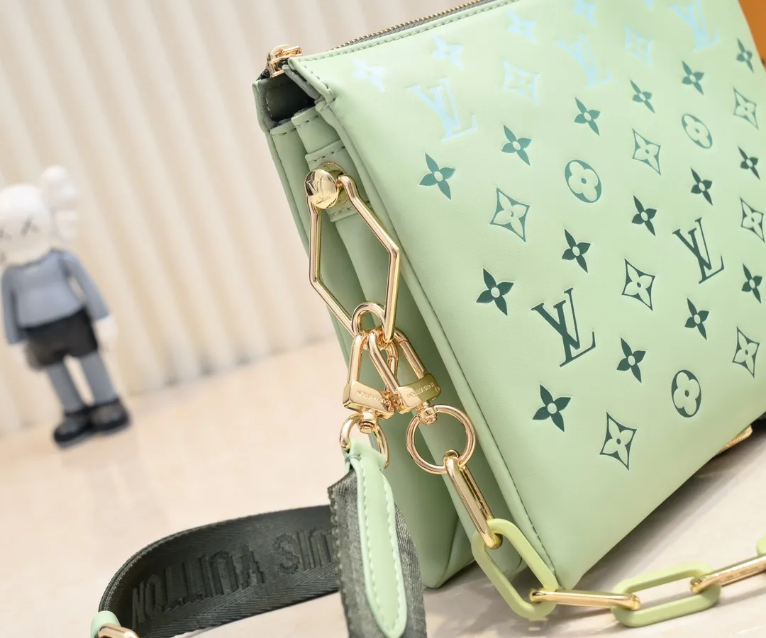 Batch 💰300 Top original model number M11225 23618 22896 57790 This small Coussin handbag is from the LVBy The Pool series. It is made of Monogram embossed sheep leather to show the watercolor effect Monogram print, echoing the elegant tones of the woven chain. There is a zippered pocket inside the compartment, and the detachable and adjustable double-sided wide shoulder strap makes it easy to carry. Dimensions: 26 x 20x12 cm (Length x Height x Width) Sheepskin Sheepskin trimmed with cow leather trimmed with metal hardware Internal compartment with zipper closure Holds a short wallet, smartphone, keys, headphones and lipstick Strap: removable, adjustable Half-length: 30.0cm Strap half-length adjustable to: 50.0cm Chain: removable Chain half-length: 27.0cm