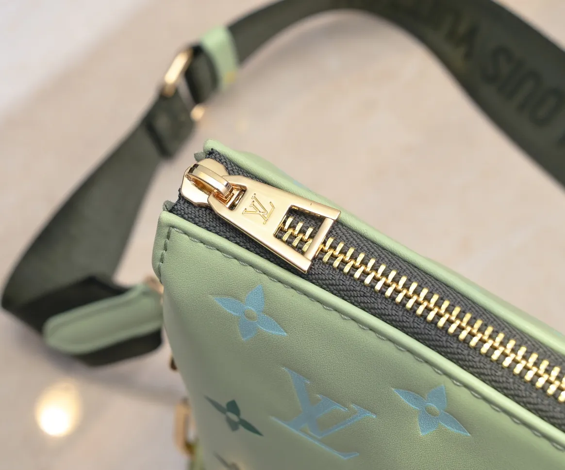 Batch 💰300 Top original model number M11225 23618 22896 57790 This small Coussin handbag is from the LVBy The Pool series. It is made of Monogram embossed sheep leather to show the watercolor effect Monogram print, echoing the elegant tones of the woven chain. There is a zippered pocket inside the compartment, and the detachable and adjustable double-sided wide shoulder strap makes it easy to carry. Dimensions: 26 x 20x12 cm (Length x Height x Width) Sheepskin Sheepskin trimmed with cow leather trimmed with metal hardware Internal compartment with zipper closure Holds a short wallet, smartphone, keys, headphones and lipstick Strap: removable, adjustable Half-length: 30.0cm Strap half-length adjustable to: 50.0cm Chain: removable Chain half-length: 27.0cm