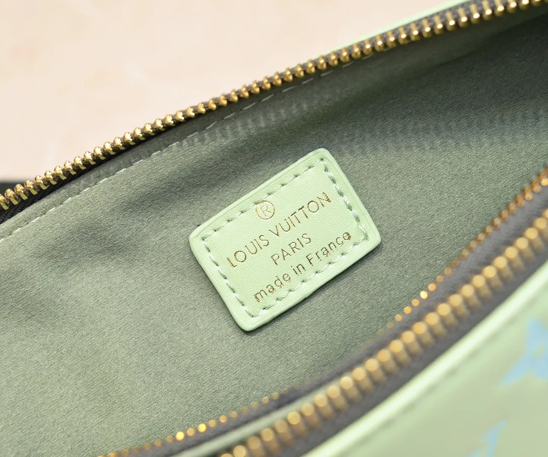Batch 💰300 Top original model number M11225 23618 22896 57790 This small Coussin handbag is from the LVBy The Pool series. It is made of Monogram embossed sheep leather to show the watercolor effect Monogram print, echoing the elegant tones of the woven chain. There is a zippered pocket inside the compartment, and the detachable and adjustable double-sided wide shoulder strap makes it easy to carry. Dimensions: 26 x 20x12 cm (Length x Height x Width) Sheepskin Sheepskin trimmed with cow leather trimmed with metal hardware Internal compartment with zipper closure Holds a short wallet, smartphone, keys, headphones and lipstick Strap: removable, adjustable Half-length: 30.0cm Strap half-length adjustable to: 50.0cm Chain: removable Chain half-length: 27.0cm