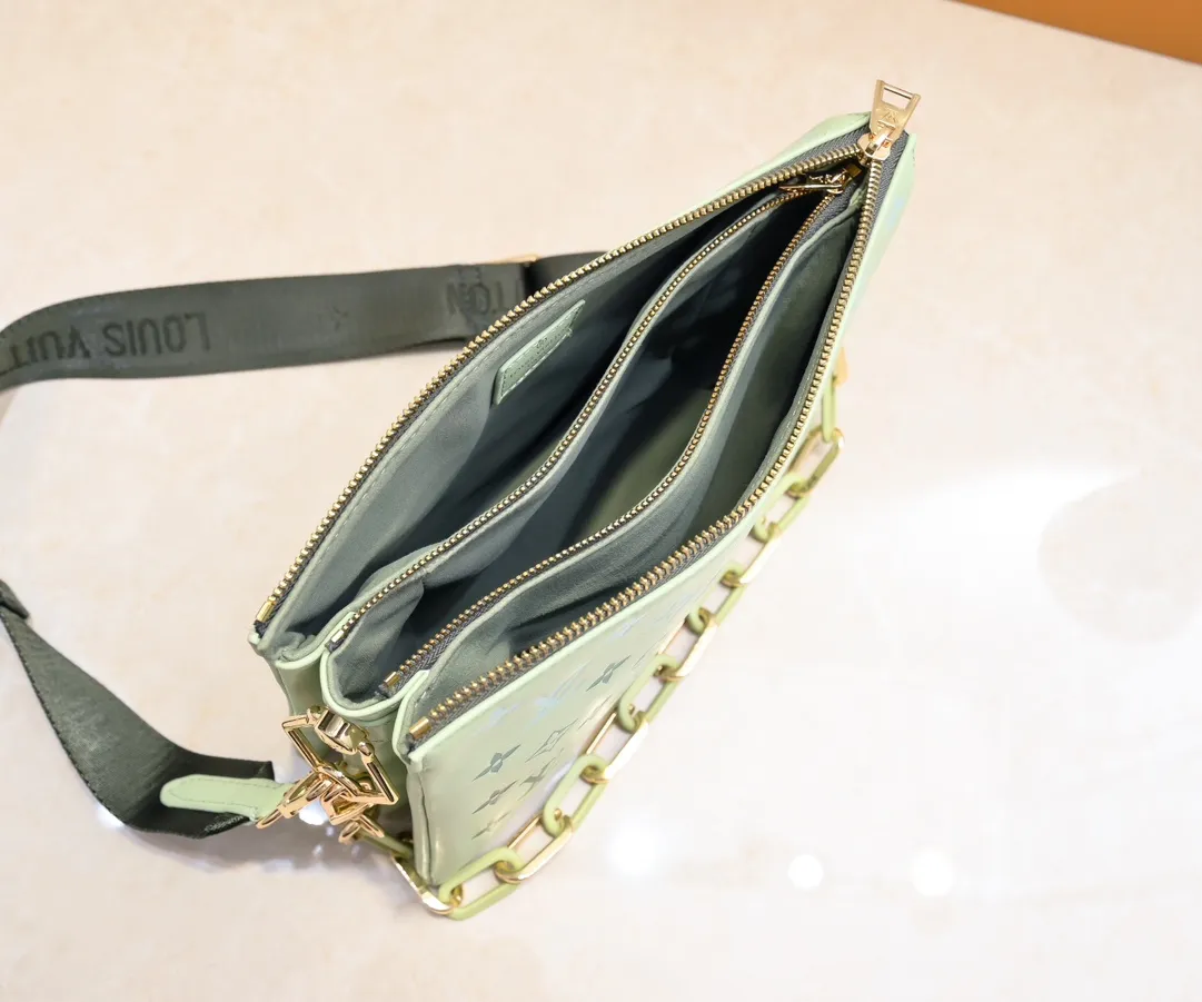 Batch 💰300 Top original model number M11225 23618 22896 57790 This small Coussin handbag is from the LVBy The Pool series. It is made of Monogram embossed sheep leather to show the watercolor effect Monogram print, echoing the elegant tones of the woven chain. There is a zippered pocket inside the compartment, and the detachable and adjustable double-sided wide shoulder strap makes it easy to carry. Dimensions: 26 x 20x12 cm (Length x Height x Width) Sheepskin Sheepskin trimmed with cow leather trimmed with metal hardware Internal compartment with zipper closure Holds a short wallet, smartphone, keys, headphones and lipstick Strap: removable, adjustable Half-length: 30.0cm Strap half-length adjustable to: 50.0cm Chain: removable Chain half-length: 27.0cm