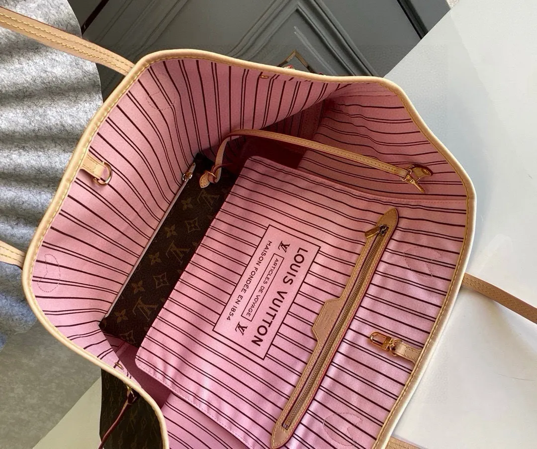 💰800 (large steel nails) top original order M50367NEVERFULL large handbag Neverfull is a new interpretation of the classic handbag and explores the exquisite details inside the bag. Redesigned interior pockets feature fresh fabric linings and vintage details inspired by the Louis Vuitton archives, most notably the detachable zippered clutch, which can be used as a sophisticated clutch on its own or as an additional pocket. Bright lining tones add a more lively feel to Monogram's classic canvas. Detailed features 39 x 32 x 19 cm (Length x Height x Width) Redesigned interior pocket with details inspired by the Louis Vuitton archives Pockets lined with linen fabric Removable zippered clutch with tonal interior pocket Natural cowhide leather trim Shiny gold-tone hardware Handles: double handles