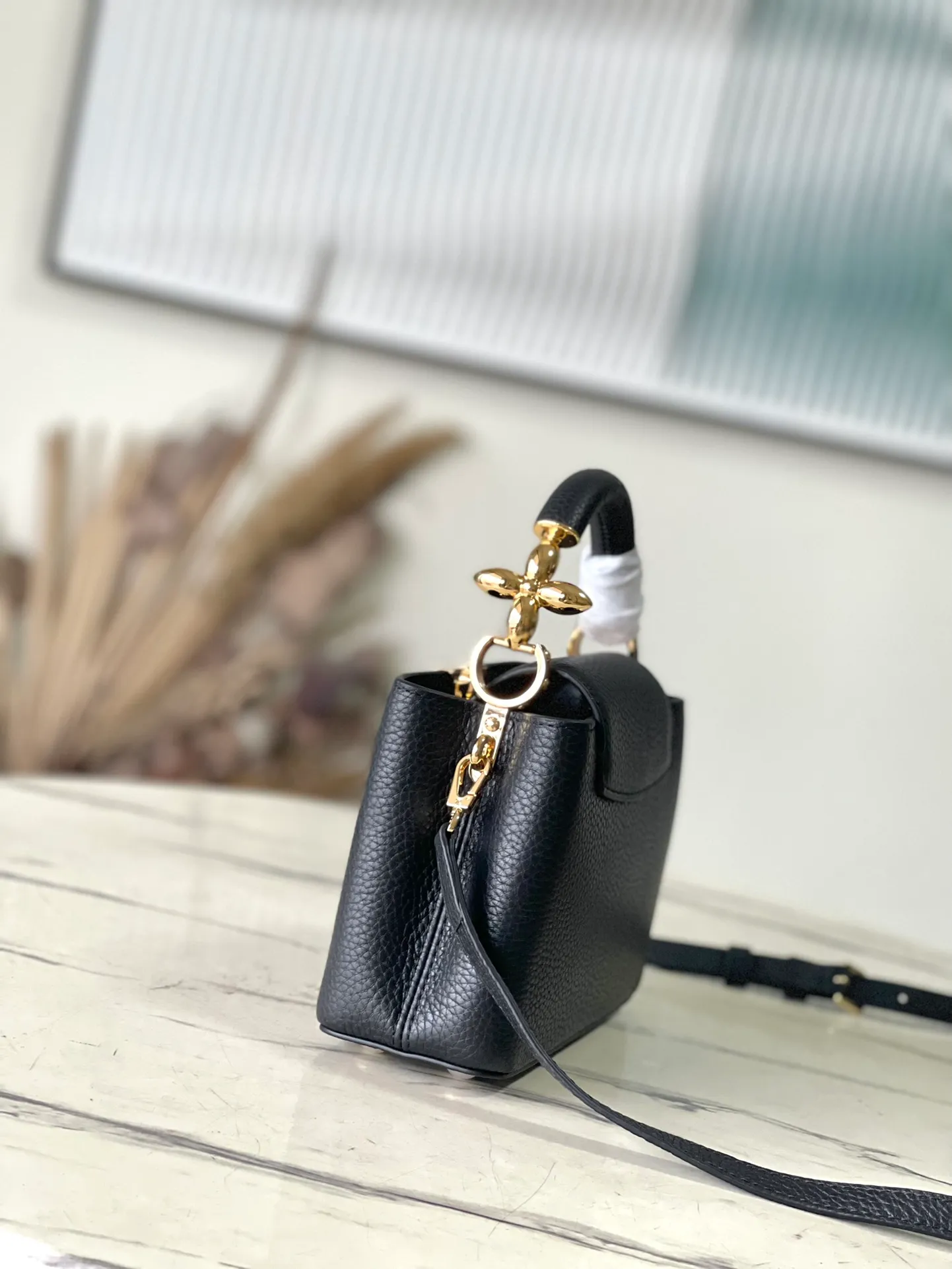 💰2160 (Special Grade Original Leather) M23943 Black Mini This Capucines mini handbag incorporates delicate Monogram flowers into the handle, and uses delicate brushstrokes to present the three-dimensional look of the LV logo, injecting dazzling luster into the soft design. Full-grain Taurillon leather has a compact shape that can hold a smartphone, short wallet and other small essentials. Dimensions: 21 × 14 × 8 cm
