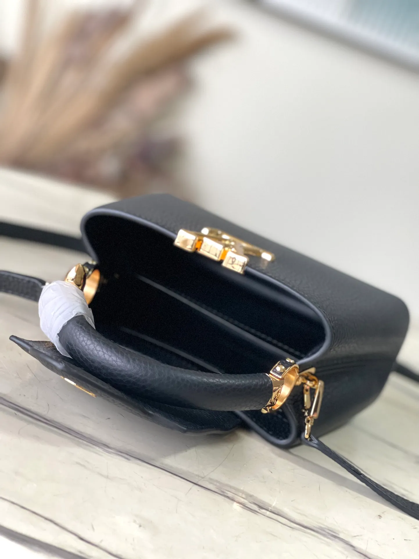 💰2160 (Special Grade Original Leather) M23943 Black Mini This Capucines mini handbag incorporates delicate Monogram flowers into the handle, and uses delicate brushstrokes to present the three-dimensional look of the LV logo, injecting dazzling luster into the soft design. Full-grain Taurillon leather has a compact shape that can hold a smartphone, short wallet and other small essentials. Dimensions: 21 × 14 × 8 cm