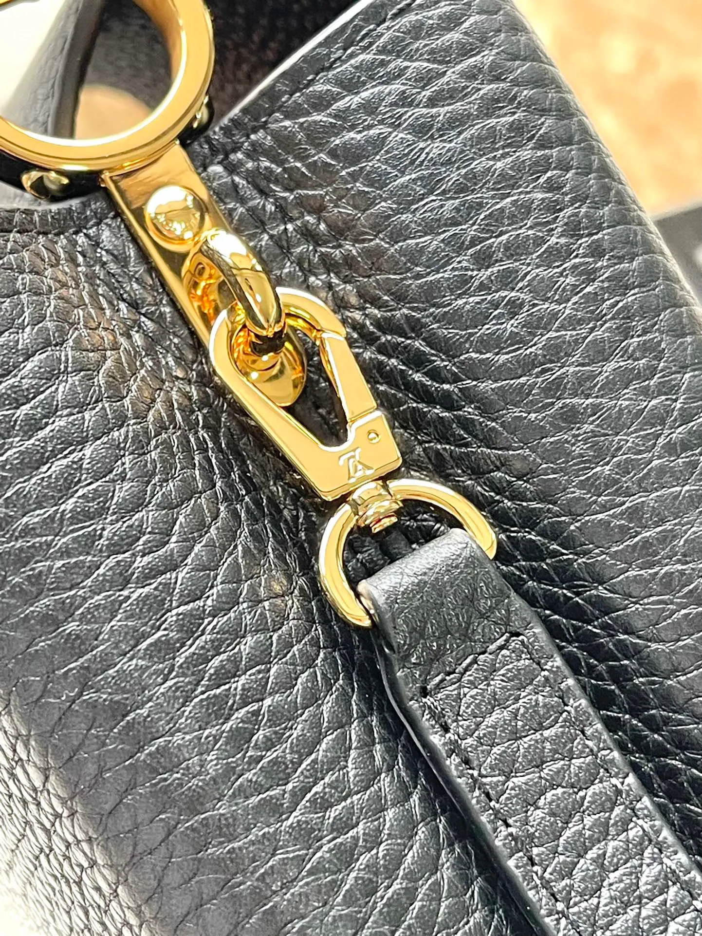 💰2160 (Special Grade Original Leather) M23943 Black Mini This Capucines mini handbag incorporates delicate Monogram flowers into the handle, and uses delicate brushstrokes to present the three-dimensional look of the LV logo, injecting dazzling luster into the soft design. Full-grain Taurillon leather has a compact shape that can hold a smartphone, short wallet and other small essentials. Dimensions: 21 × 14 × 8 cm