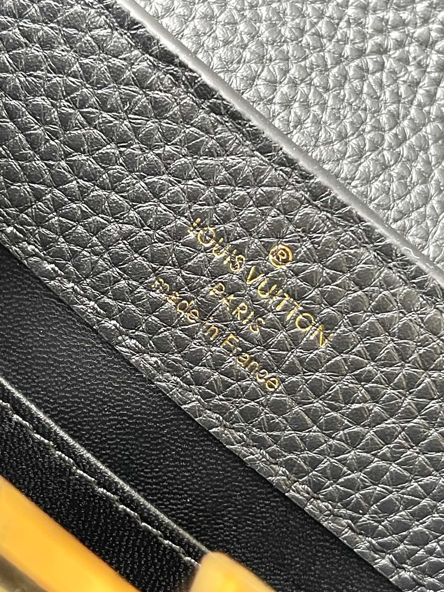 💰2160 (Special Grade Original Leather) M23943 Black Mini This Capucines mini handbag incorporates delicate Monogram flowers into the handle, and uses delicate brushstrokes to present the three-dimensional look of the LV logo, injecting dazzling luster into the soft design. Full-grain Taurillon leather has a compact shape that can hold a smartphone, short wallet and other small essentials. Dimensions: 21 × 14 × 8 cm
