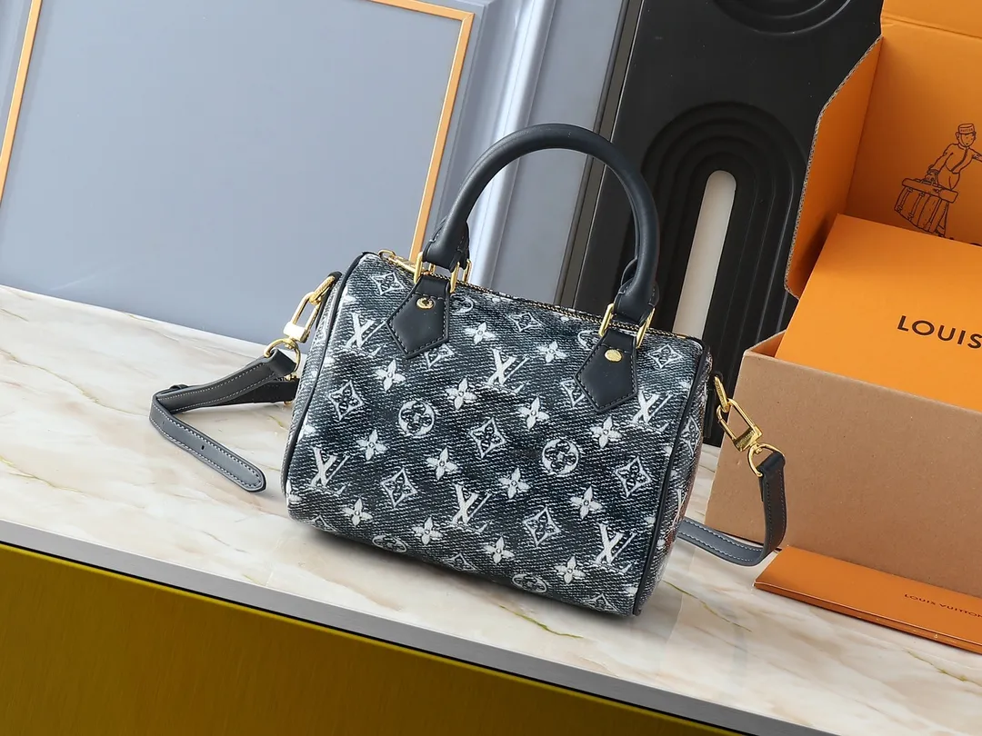 💰280💰Upgraded from the original M23069, this Speedy Bandoulière 20 handbag is made of seasonal Monoglam fabric to create an eye-catching structure. The fabric is cut from Monogram jacquard canvas woven with cotton and decorative threads, and coated with a metallic sheen. The fabric's holographic tones change color under the light, and the leather trim creates a three-dimensional, sculptural quality. 20.5 x 13.5 x 12.0 cm (length x height x width)