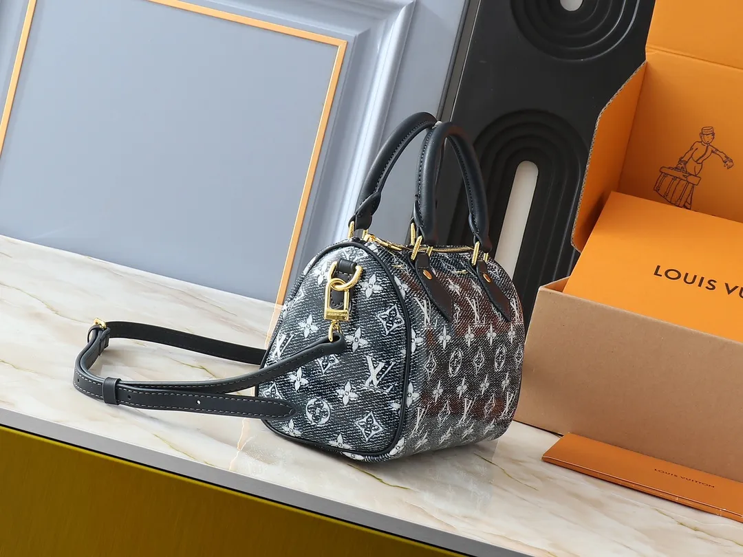 💰280💰Upgraded from the original M23069, this Speedy Bandoulière 20 handbag is made of seasonal Monoglam fabric to create an eye-catching structure. The fabric is cut from Monogram jacquard canvas woven with cotton and decorative threads, and coated with a metallic sheen. The fabric's holographic tones change color under the light, and the leather trim creates a three-dimensional, sculptural quality. 20.5 x 13.5 x 12.0 cm (length x height x width)