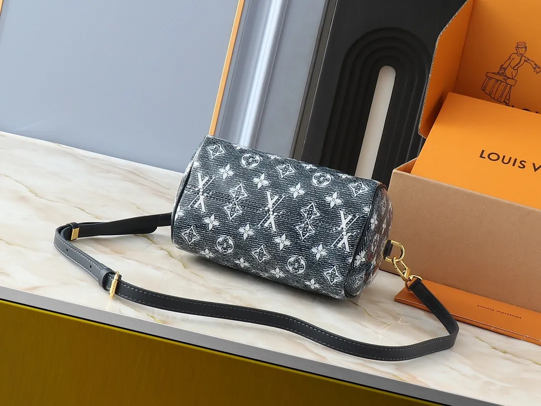 💰280💰Upgraded from the original M23069, this Speedy Bandoulière 20 handbag is made of seasonal Monoglam fabric to create an eye-catching structure. The fabric is cut from Monogram jacquard canvas woven with cotton and decorative threads, and coated with a metallic sheen. The fabric's holographic tones change color under the light, and the leather trim creates a three-dimensional, sculptural quality. 20.5 x 13.5 x 12.0 cm (length x height x width)