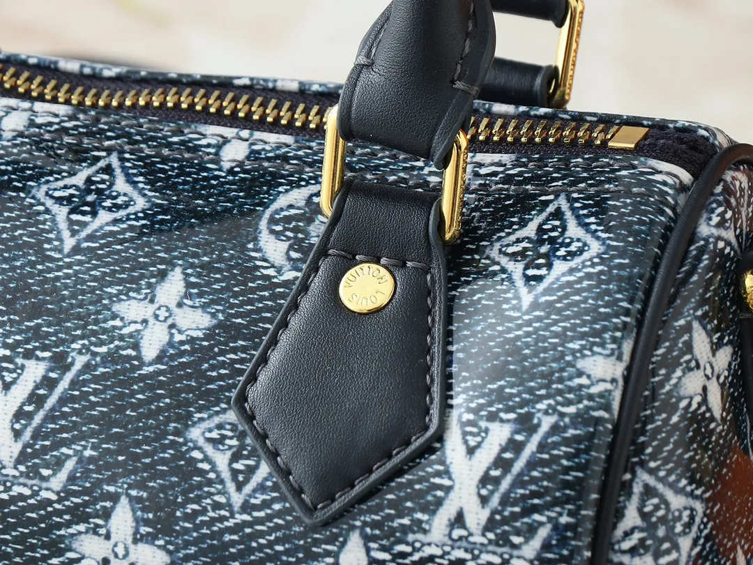 💰280💰Upgraded from the original M23069, this Speedy Bandoulière 20 handbag is made of seasonal Monoglam fabric to create an eye-catching structure. The fabric is cut from Monogram jacquard canvas woven with cotton and decorative threads, and coated with a metallic sheen. The fabric's holographic tones change color under the light, and the leather trim creates a three-dimensional, sculptural quality. 20.5 x 13.5 x 12.0 cm (length x height x width)