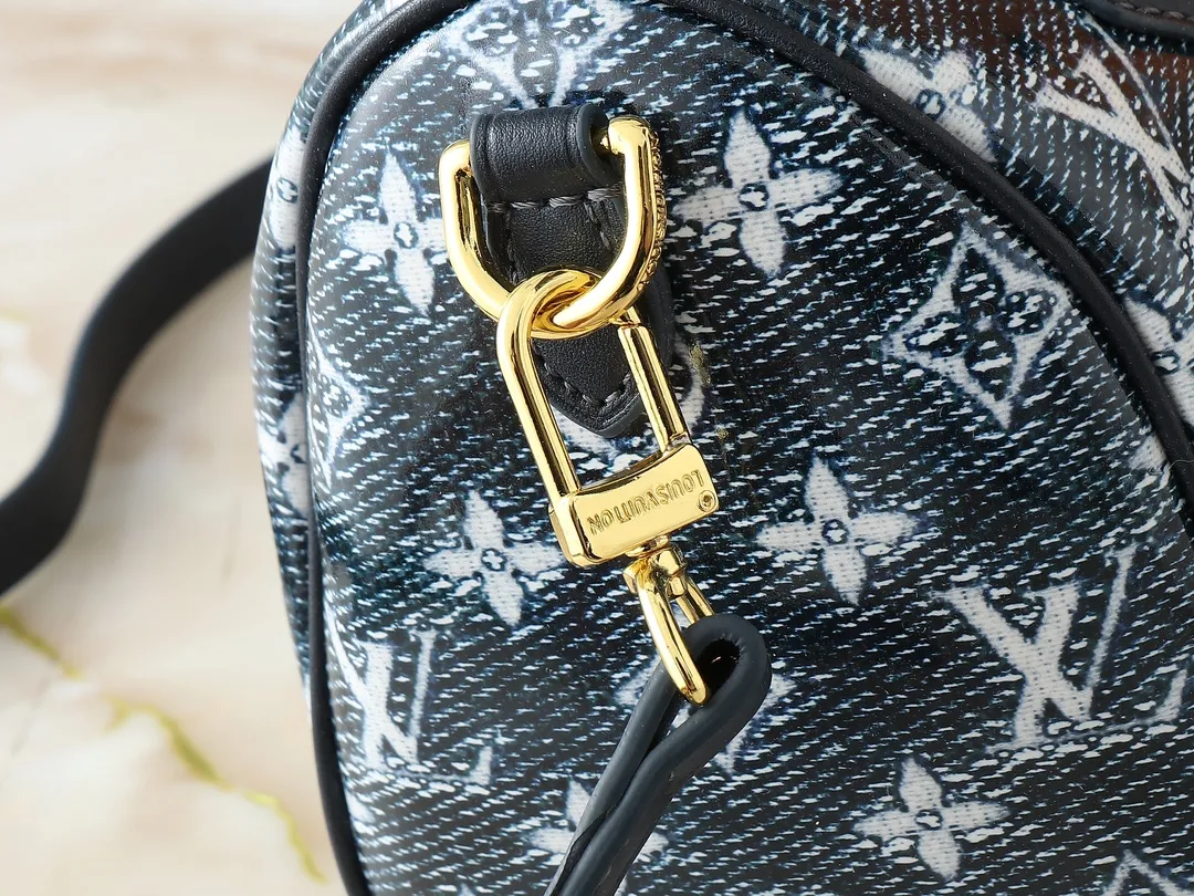 💰280💰Upgraded from the original M23069, this Speedy Bandoulière 20 handbag is made of seasonal Monoglam fabric to create an eye-catching structure. The fabric is cut from Monogram jacquard canvas woven with cotton and decorative threads, and coated with a metallic sheen. The fabric's holographic tones change color under the light, and the leather trim creates a three-dimensional, sculptural quality. 20.5 x 13.5 x 12.0 cm (length x height x width)