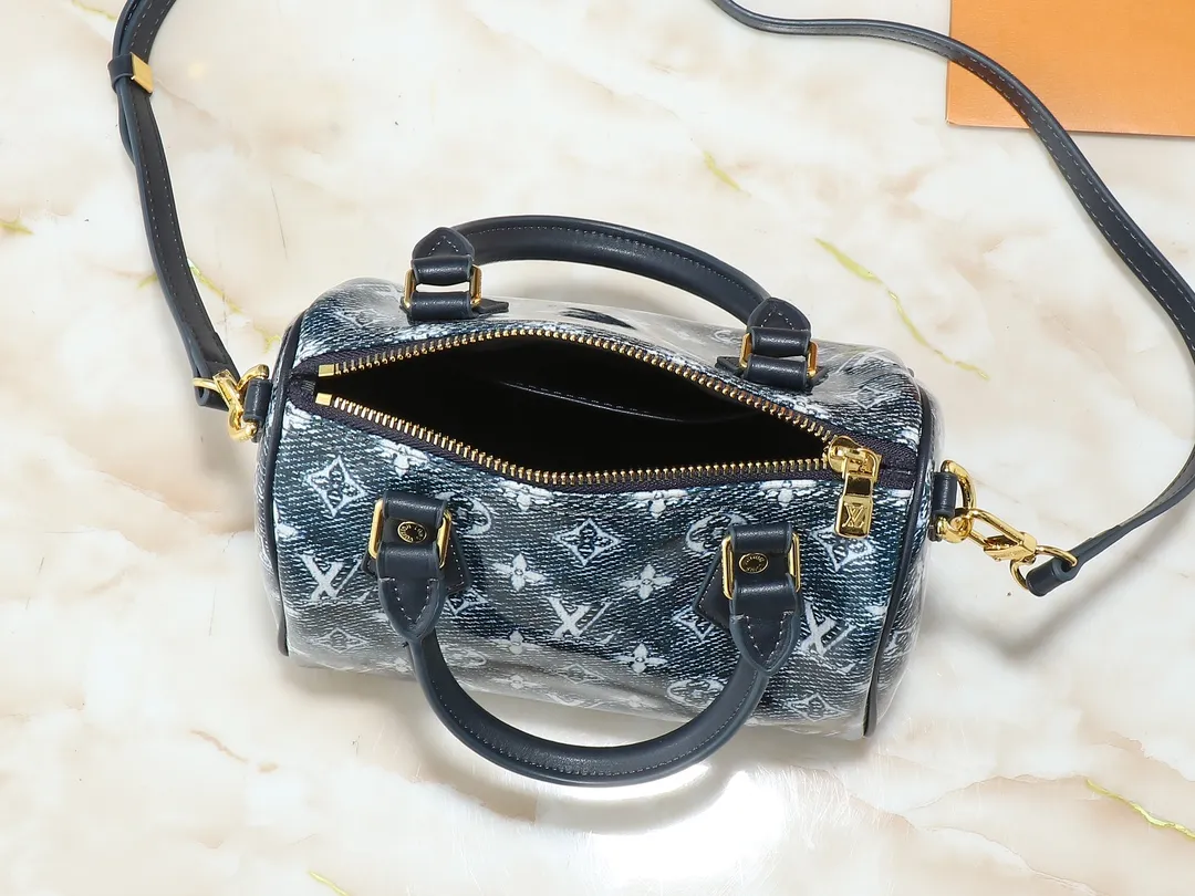 💰280💰Upgraded from the original M23069, this Speedy Bandoulière 20 handbag is made of seasonal Monoglam fabric to create an eye-catching structure. The fabric is cut from Monogram jacquard canvas woven with cotton and decorative threads, and coated with a metallic sheen. The fabric's holographic tones change color under the light, and the leather trim creates a three-dimensional, sculptural quality. 20.5 x 13.5 x 12.0 cm (length x height x width)