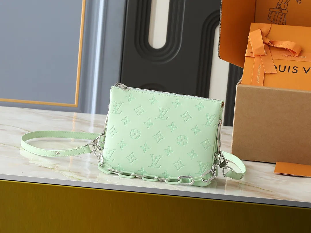 💰240💰Upgraded from the original M59598 M59389 M59396 M13233 M21259 M25218 M20770 M11401 This Coussin BB handbag is made of soft sheep leather with an embossed Monogram pattern. It has an inner compartment in a compact silhouette, making it an elegant choice for both day and night. Both the chunky chain and slim leather strap are removable, allowing for a variety of styling possibilities. Dimensions: 21.0 x 16.0 x 7.0 cm (length x height x width)