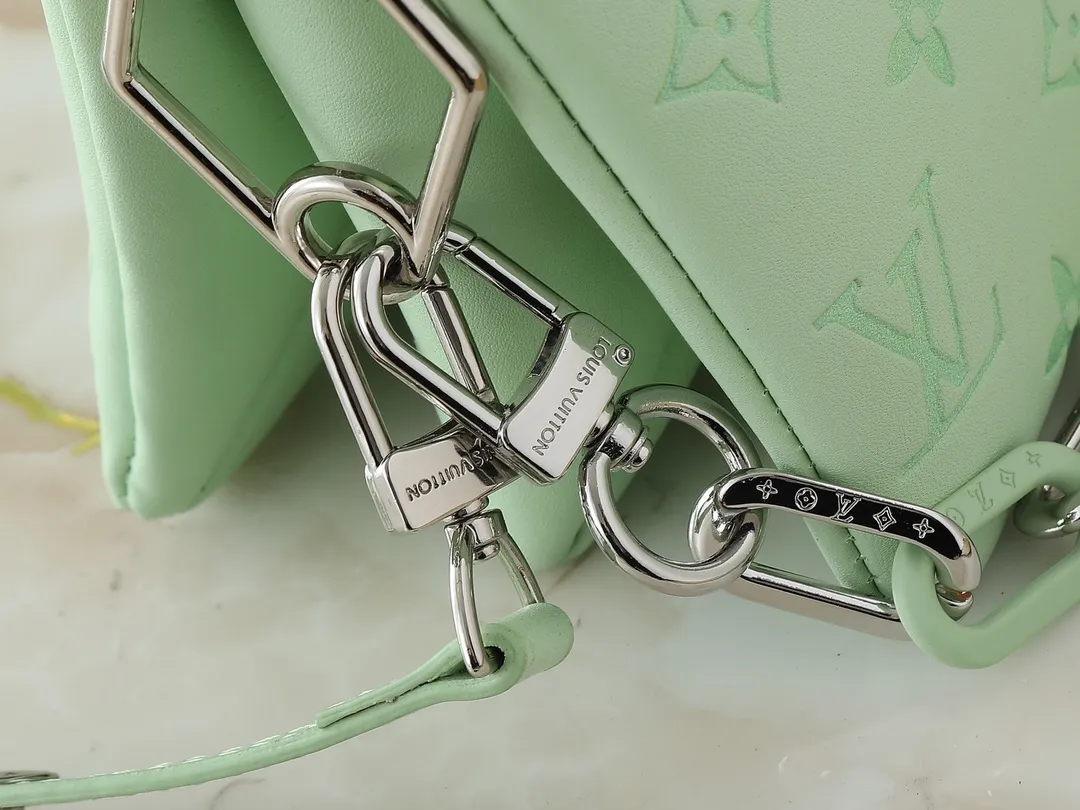 💰240💰Upgraded from the original M59598 M59389 M59396 M13233 M21259 M25218 M20770 M11401 This Coussin BB handbag is made of soft sheep leather with an embossed Monogram pattern. It has an inner compartment in a compact silhouette, making it an elegant choice for both day and night. Both the chunky chain and slim leather strap are removable, allowing for a variety of styling possibilities. Dimensions: 21.0 x 16.0 x 7.0 cm (length x height x width)