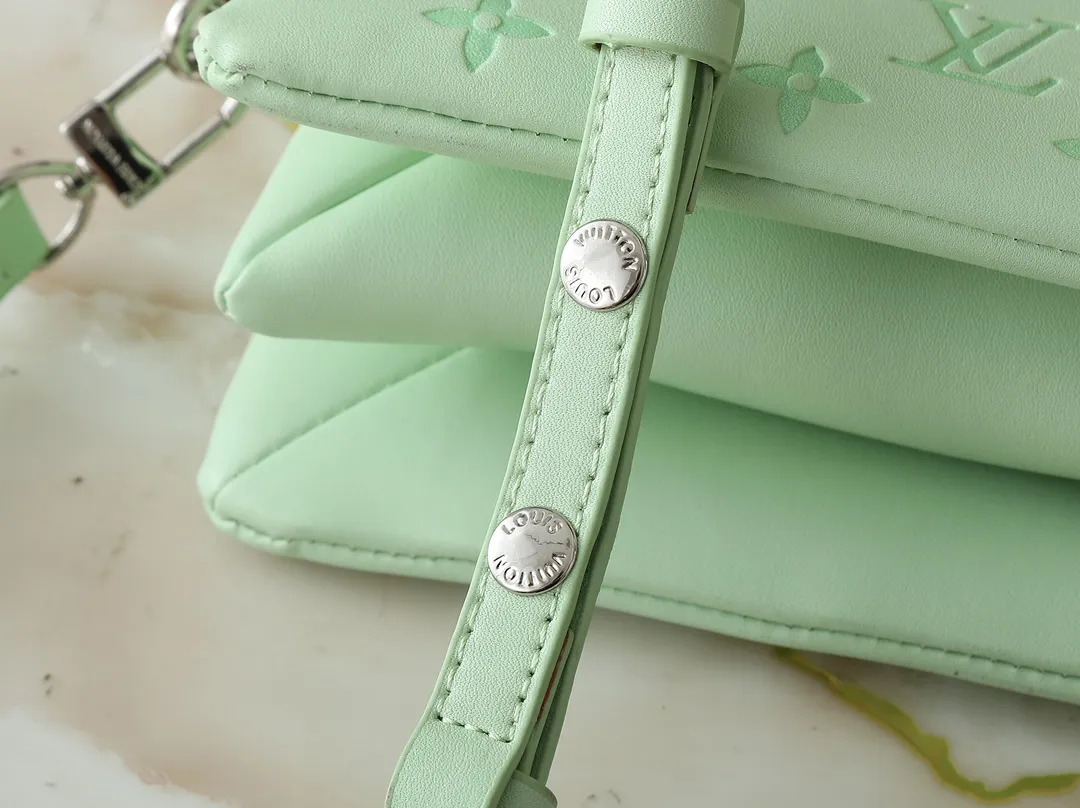 💰240💰Upgraded from the original M59598 M59389 M59396 M13233 M21259 M25218 M20770 M11401 This Coussin BB handbag is made of soft sheep leather with an embossed Monogram pattern. It has an inner compartment in a compact silhouette, making it an elegant choice for both day and night. Both the chunky chain and slim leather strap are removable, allowing for a variety of styling possibilities. Dimensions: 21.0 x 16.0 x 7.0 cm (length x height x width)