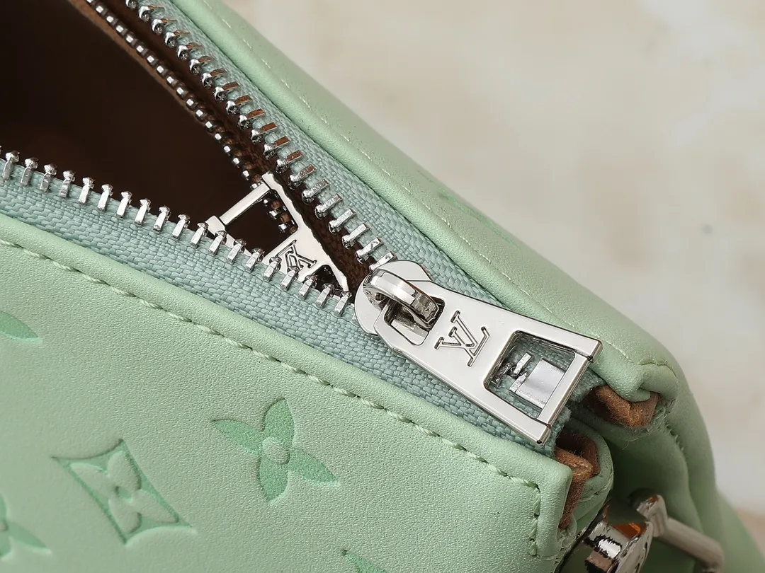💰240💰Upgraded from the original M59598 M59389 M59396 M13233 M21259 M25218 M20770 M11401 This Coussin BB handbag is made of soft sheep leather with an embossed Monogram pattern. It has an inner compartment in a compact silhouette, making it an elegant choice for both day and night. Both the chunky chain and slim leather strap are removable, allowing for a variety of styling possibilities. Dimensions: 21.0 x 16.0 x 7.0 cm (length x height x width)