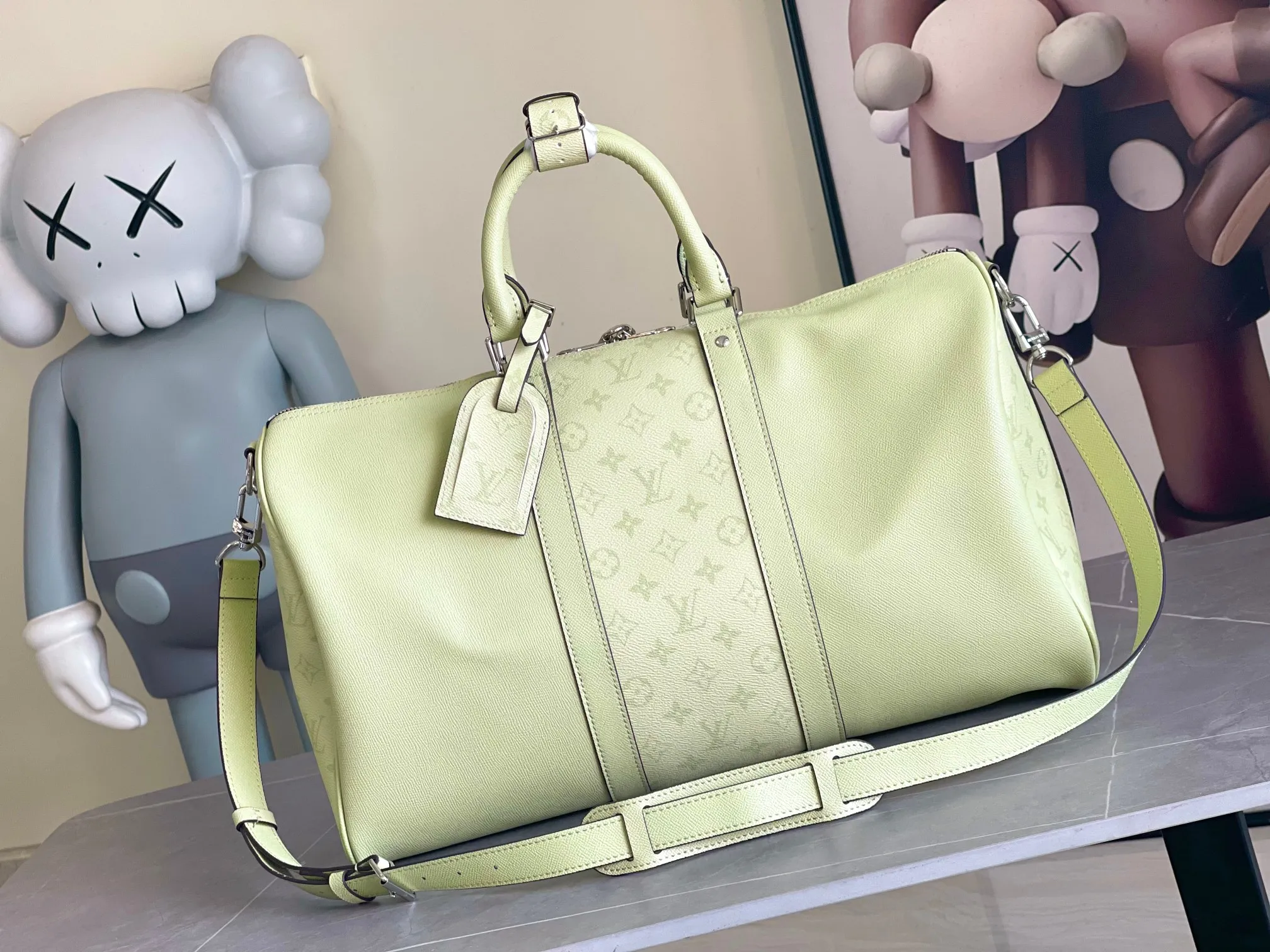 💰1300 (first-grain leather) top original Louis Vuitton classic Keepall 45 size travel bag, model number 14124, dip-dyed in pastel colors like the rising sun, welcoming the 2022 spring with vitality. Monogram canvas has a soft sheen and is large enough for carry-on luggage without sacrificing storage space. Detailed features 45 x 27 x 20 cm (Length x Height x Width) Monogram coated canvas Cow leather trim Textile lining Metal hardware Zip closure Large main compartment Internal zip pocket Removable name tag Carry-on baggage dimensions Shoulder straps: removable, adjustable Strap half-length: 36.0 cm Strap half-length adjustable to: 45 cm Handles: Double handles