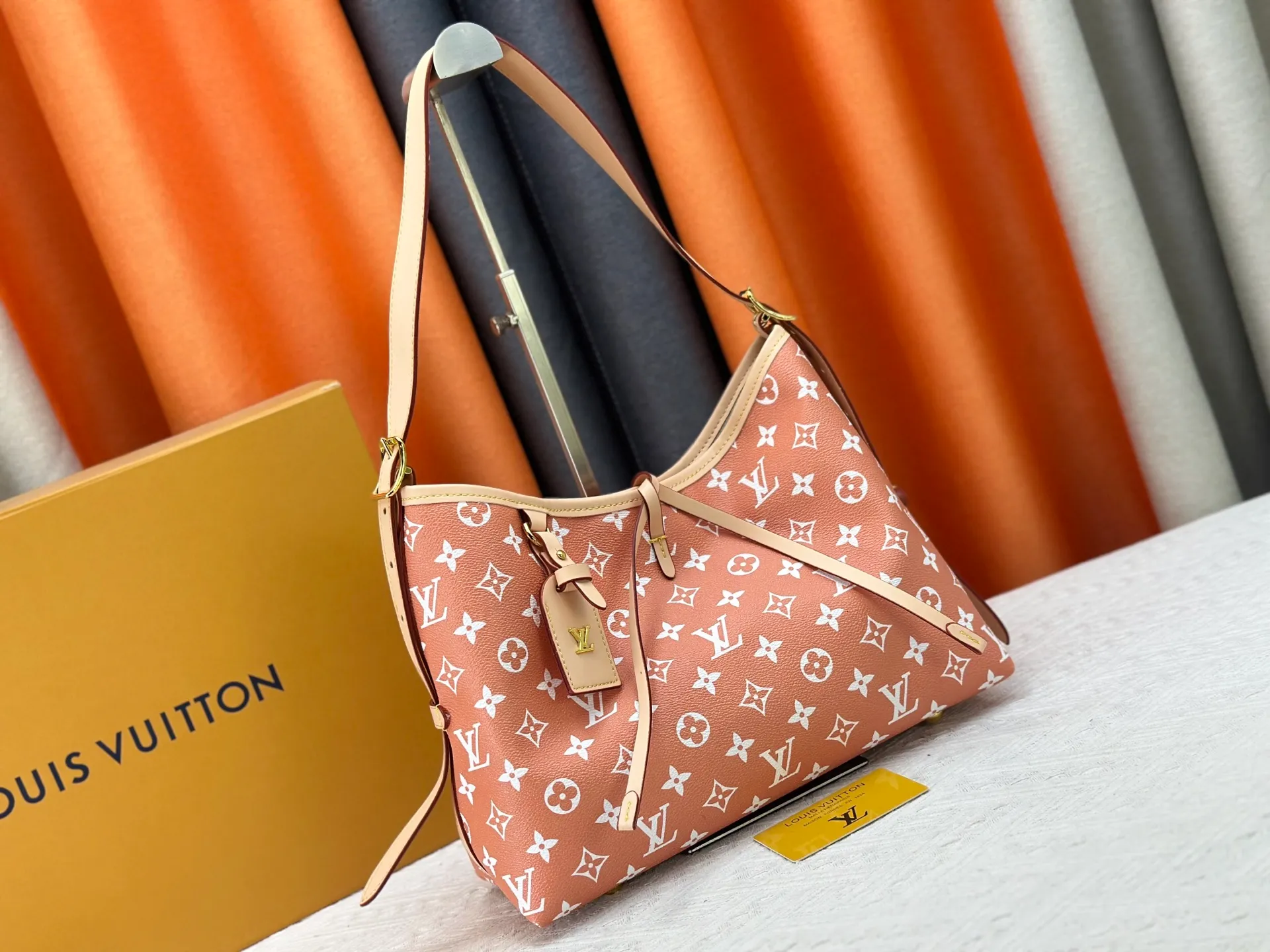 P280 upgraded original M24861 M25143 M46203 M46197 Colorful, legendary CarryAll medium handbag, with Monogram canvas and leather trimming to create a body-fitting design. There's a zipped pocket inside the ample space, and a detachable zipped clutch adds a functional element, with a buckle-adjustable handle. Small size: 29 x 24 x 12 cm,