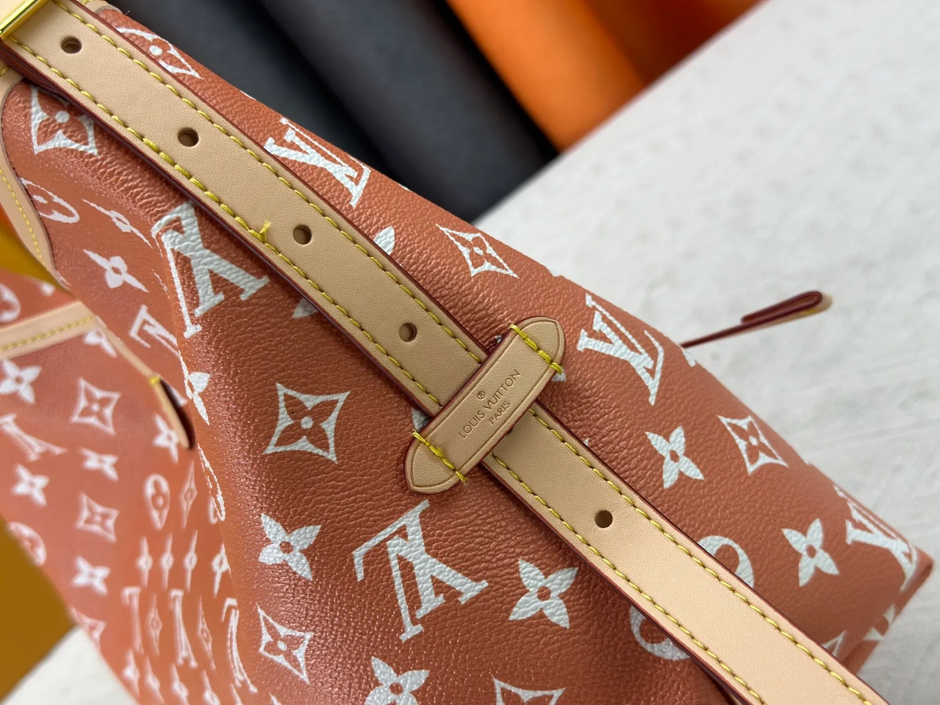 P280 upgraded original M24861 M25143 M46203 M46197 Colorful, legendary CarryAll medium handbag, with Monogram canvas and leather trimming to create a body-fitting design. There's a zipped pocket inside the ample space, and a detachable zipped clutch adds a functional element, with a buckle-adjustable handle. Small size: 29 x 24 x 12 cm,