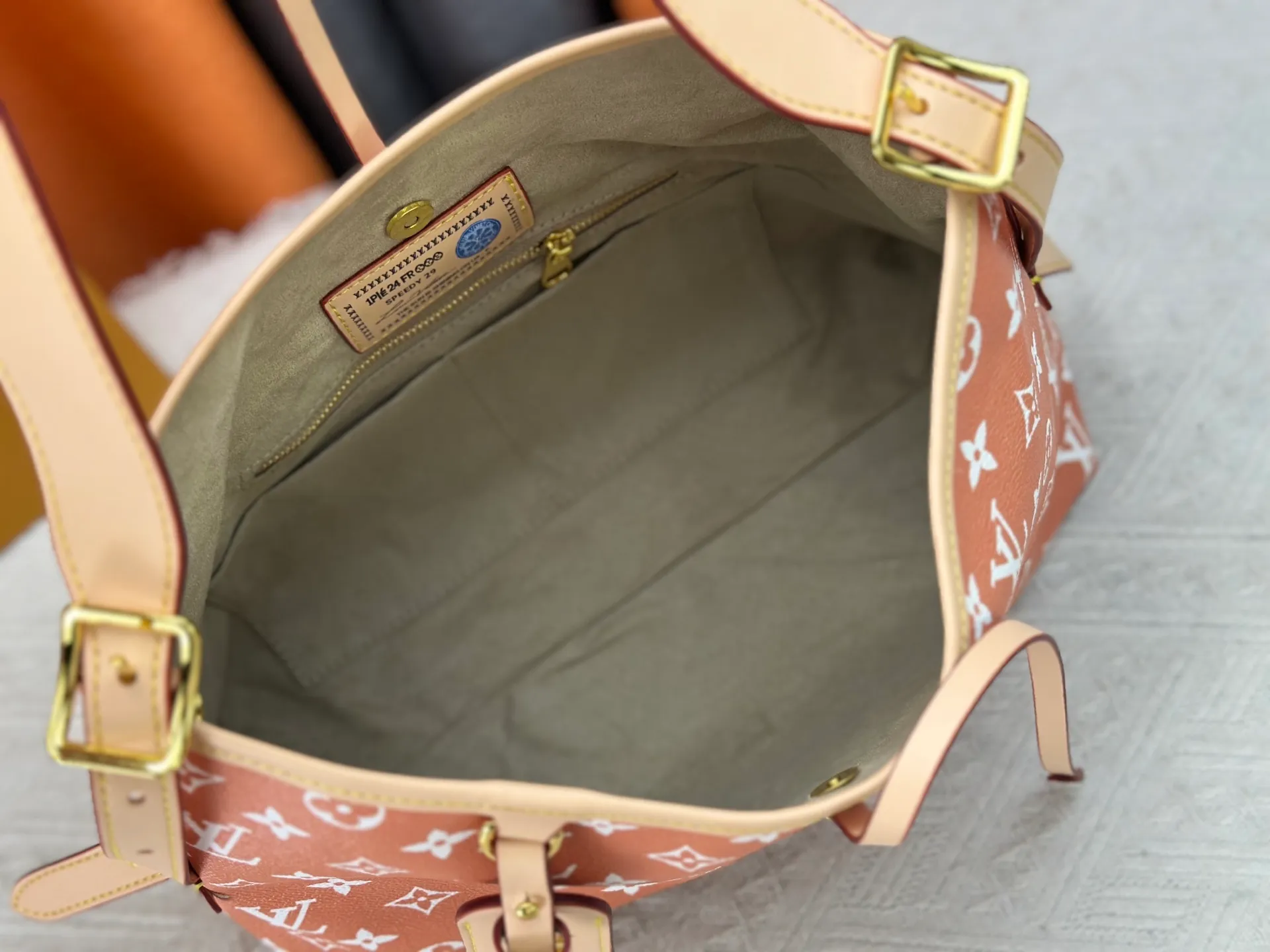 P280 upgraded original M24861 M25143 M46203 M46197 Colorful, legendary CarryAll medium handbag, with Monogram canvas and leather trimming to create a body-fitting design. There's a zipped pocket inside the ample space, and a detachable zipped clutch adds a functional element, with a buckle-adjustable handle. Small size: 29 x 24 x 12 cm,