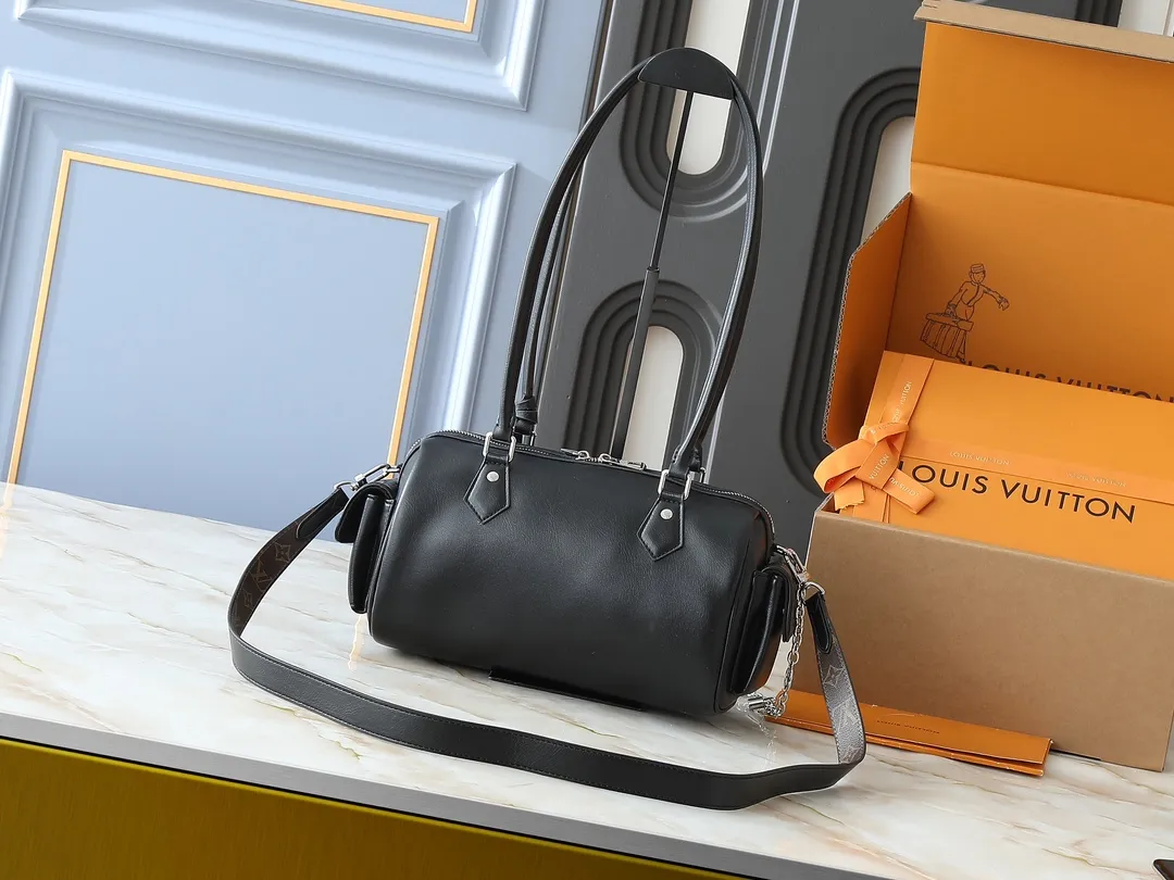 💰300💰Upgraded from the original M12934 M12965. This Speedy Cargo handbag is from the LV Vibe series, renewing the classic design of the 1930s with avant-garde touches. The glossy sheepskin body is embellished with a Monogram address plate, paying tribute to the brand's long trunk-making heritage. Plenty of space to easily store your daily needs, and the detachable leather shoulder strap allows for a variety of carrying methods. Dimensions: 28 x 17 x 12 cm (LxHxW)