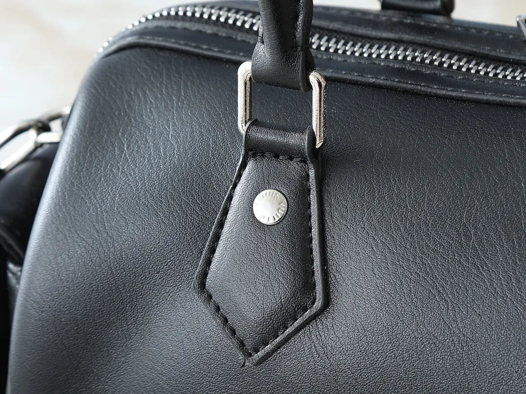 💰300💰Upgraded from the original M12934 M12965. This Speedy Cargo handbag is from the LV Vibe series, renewing the classic design of the 1930s with avant-garde touches. The glossy sheepskin body is embellished with a Monogram address plate, paying tribute to the brand's long trunk-making heritage. Plenty of space to easily store your daily needs, and the detachable leather shoulder strap allows for a variety of carrying methods. Dimensions: 28 x 17 x 12 cm (LxHxW)