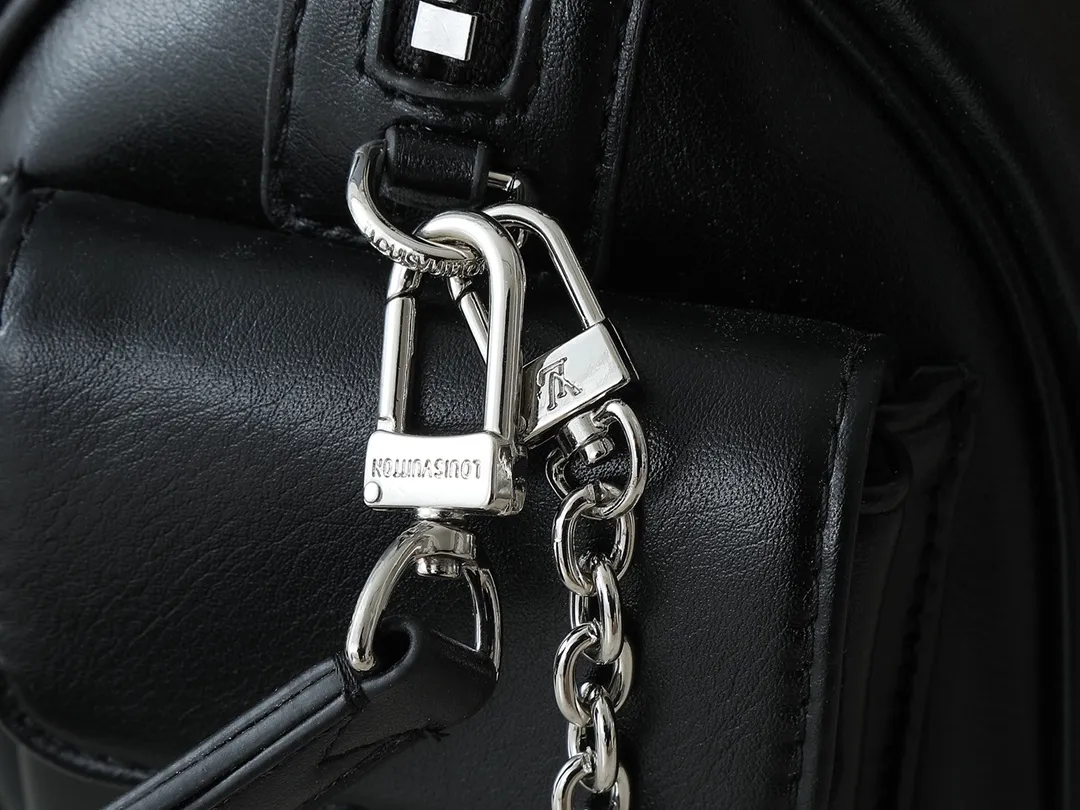 💰300💰Upgraded from the original M12934 M12965. This Speedy Cargo handbag is from the LV Vibe series, renewing the classic design of the 1930s with avant-garde touches. The glossy sheepskin body is embellished with a Monogram address plate, paying tribute to the brand's long trunk-making heritage. Plenty of space to easily store your daily needs, and the detachable leather shoulder strap allows for a variety of carrying methods. Dimensions: 28 x 17 x 12 cm (LxHxW)