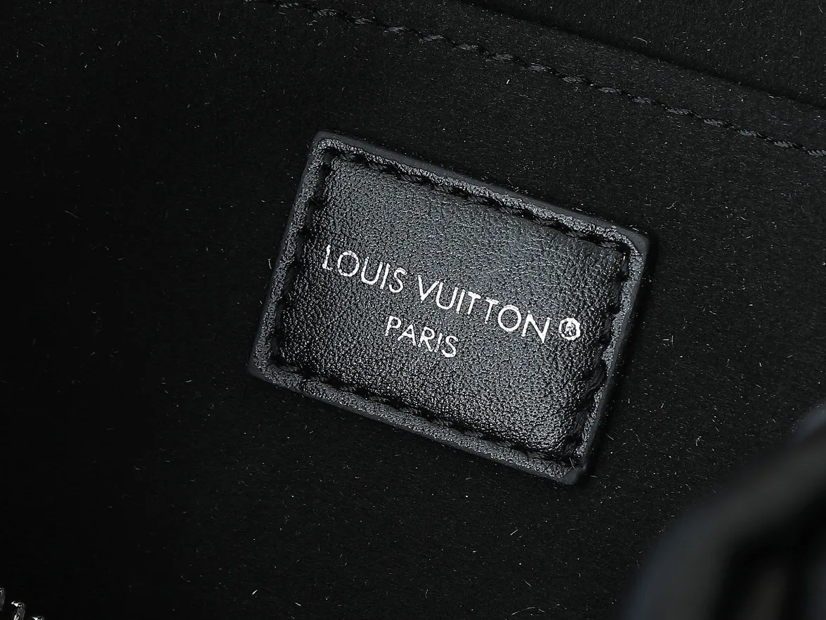 💰300💰Upgraded from the original M12934 M12965. This Speedy Cargo handbag is from the LV Vibe series, renewing the classic design of the 1930s with avant-garde touches. The glossy sheepskin body is embellished with a Monogram address plate, paying tribute to the brand's long trunk-making heritage. Plenty of space to easily store your daily needs, and the detachable leather shoulder strap allows for a variety of carrying methods. Dimensions: 28 x 17 x 12 cm (LxHxW)