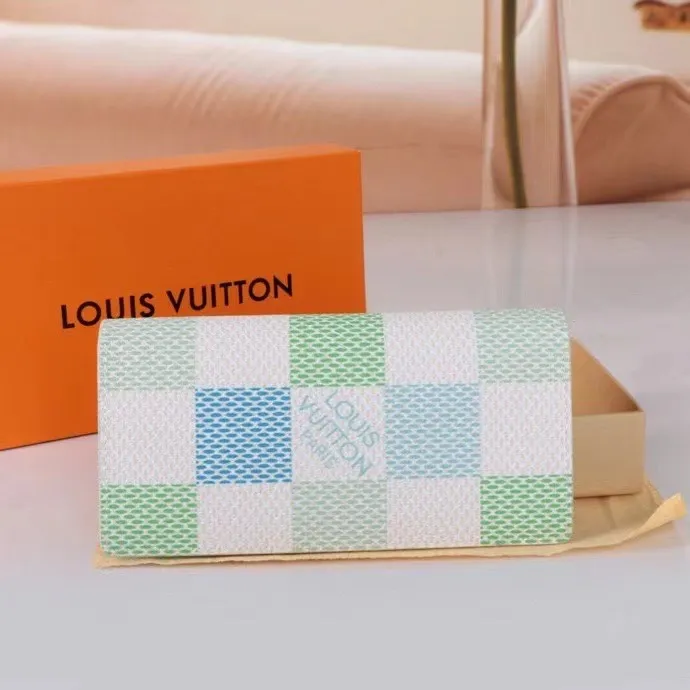 P140💰Model: 63212 Checkered Sky Blue New 2024 Spring and Summer The latest model of this pocket wallet combines the elegance of Damier Graphite canvas with the delicate texture of Epi leather, with stripes emblazoned with the Louis Vuitton logo. The elegant design can accommodate credit cards, banknotes and receipts, making it suitable for daily carrying or gift giving. Epi leather and Damier Graphite coated sail. Textile cowhide trimmed cowhide lining, card compartment, inner pocket, outer patch pocket. This product is produced in one of France, Spain, Italy and the United States; long clip size 11×19×2cm 62665 63212.