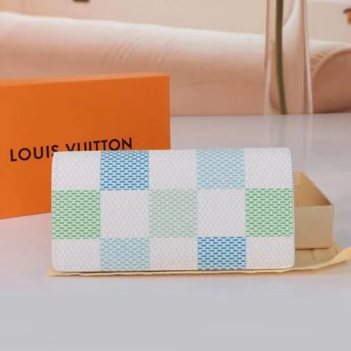 P140💰Model: 63212 Checkered Sky Blue New 2024 Spring and Summer The latest model of this pocket wallet combines the elegance of Damier Graphite canvas with the delicate texture of Epi leather, with stripes emblazoned with the Louis Vuitton logo. The elegant design can accommodate credit cards, banknotes and receipts, making it suitable for daily carrying or gift giving. Epi leather and Damier Graphite coated sail. Textile cowhide trimmed cowhide lining, card compartment, inner pocket, outer patch pocket. This product is produced in one of France, Spain, Italy and the United States; long clip size 11×19×2cm 62665 63212.