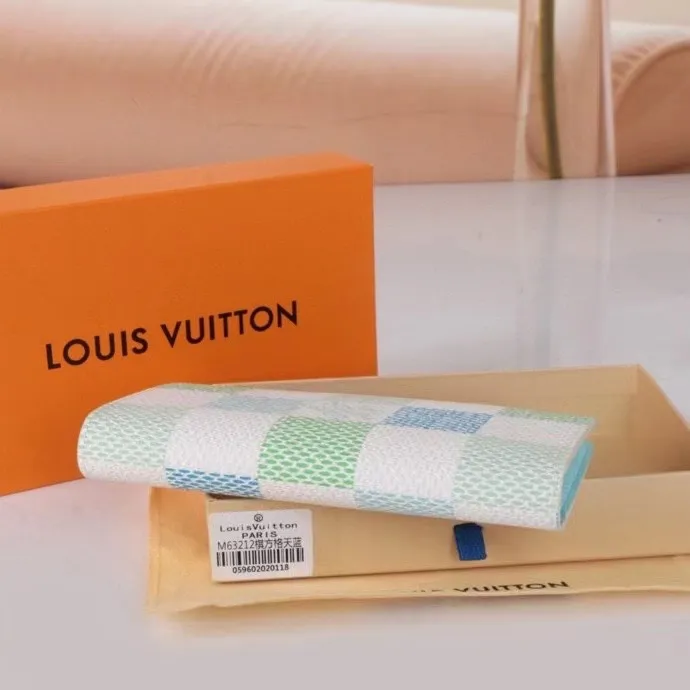 P140💰Model: 63212 Checkered Sky Blue New 2024 Spring and Summer The latest model of this pocket wallet combines the elegance of Damier Graphite canvas with the delicate texture of Epi leather, with stripes emblazoned with the Louis Vuitton logo. The elegant design can accommodate credit cards, banknotes and receipts, making it suitable for daily carrying or gift giving. Epi leather and Damier Graphite coated sail. Textile cowhide trimmed cowhide lining, card compartment, inner pocket, outer patch pocket. This product is produced in one of France, Spain, Italy and the United States; long clip size 11×19×2cm 62665 63212.