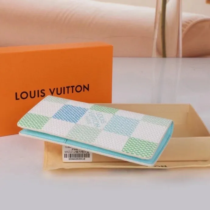 P140💰Model: 63212 Checkered Sky Blue New 2024 Spring and Summer The latest model of this pocket wallet combines the elegance of Damier Graphite canvas with the delicate texture of Epi leather, with stripes emblazoned with the Louis Vuitton logo. The elegant design can accommodate credit cards, banknotes and receipts, making it suitable for daily carrying or gift giving. Epi leather and Damier Graphite coated sail. Textile cowhide trimmed cowhide lining, card compartment, inner pocket, outer patch pocket. This product is produced in one of France, Spain, Italy and the United States; long clip size 11×19×2cm 62665 63212.