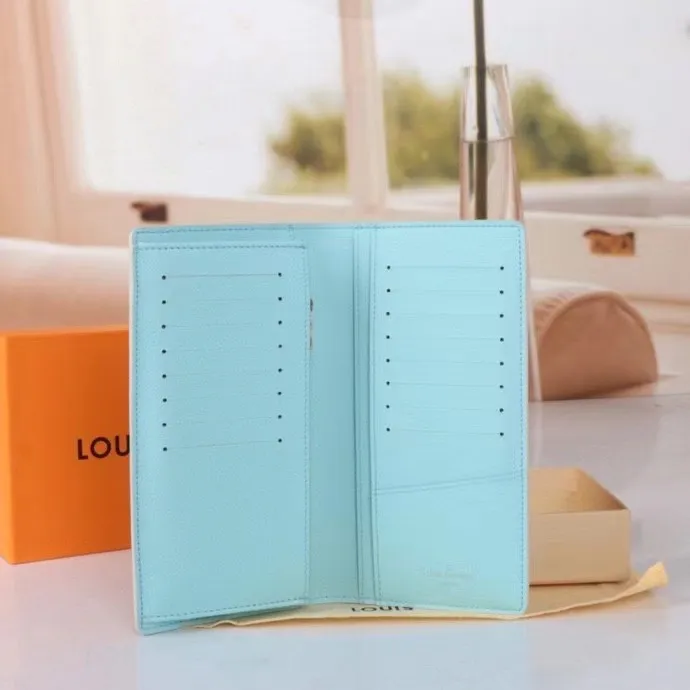 P140💰Model: 63212 Checkered Sky Blue New 2024 Spring and Summer The latest model of this pocket wallet combines the elegance of Damier Graphite canvas with the delicate texture of Epi leather, with stripes emblazoned with the Louis Vuitton logo. The elegant design can accommodate credit cards, banknotes and receipts, making it suitable for daily carrying or gift giving. Epi leather and Damier Graphite coated sail. Textile cowhide trimmed cowhide lining, card compartment, inner pocket, outer patch pocket. This product is produced in one of France, Spain, Italy and the United States; long clip size 11×19×2cm 62665 63212.