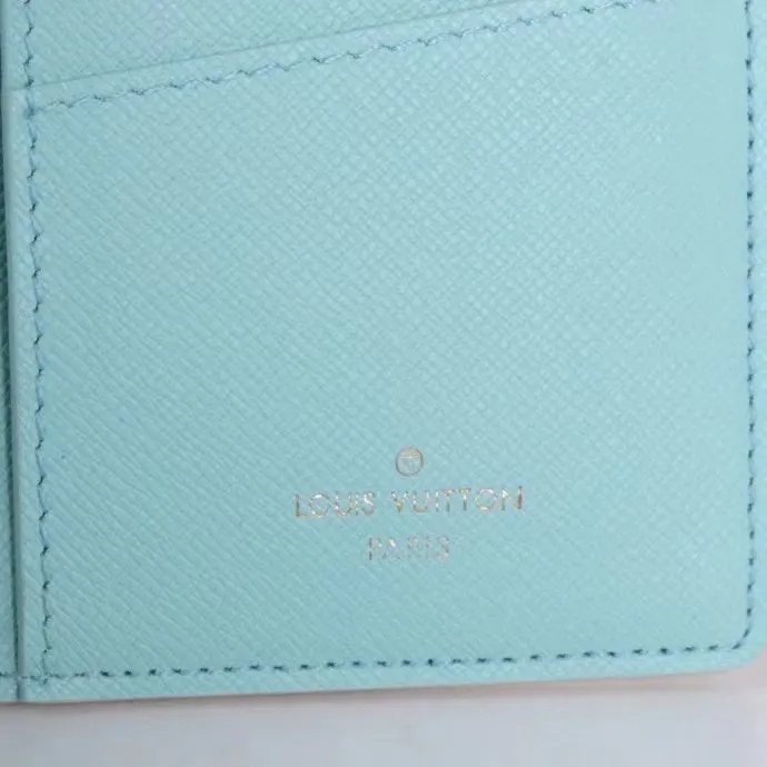 P140💰Model: 63212 Checkered Sky Blue New 2024 Spring and Summer The latest model of this pocket wallet combines the elegance of Damier Graphite canvas with the delicate texture of Epi leather, with stripes emblazoned with the Louis Vuitton logo. The elegant design can accommodate credit cards, banknotes and receipts, making it suitable for daily carrying or gift giving. Epi leather and Damier Graphite coated sail. Textile cowhide trimmed cowhide lining, card compartment, inner pocket, outer patch pocket. This product is produced in one of France, Spain, Italy and the United States; long clip size 11×19×2cm 62665 63212.