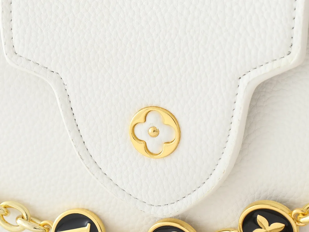 💰380💰Guangzhou goods Upgraded original M00014 M00013 M00015 [New size] This Capucines new size handbag shows soft beauty: Taurillon leather bag body with light-colored flap and top handle, enamel Monogram flower chain can also achieve a shoulder-carrying experience. Wear the slim leather strap to explore more styling possibilities. Dimensions 23.5x 14 x 8 cm (length x height x width)