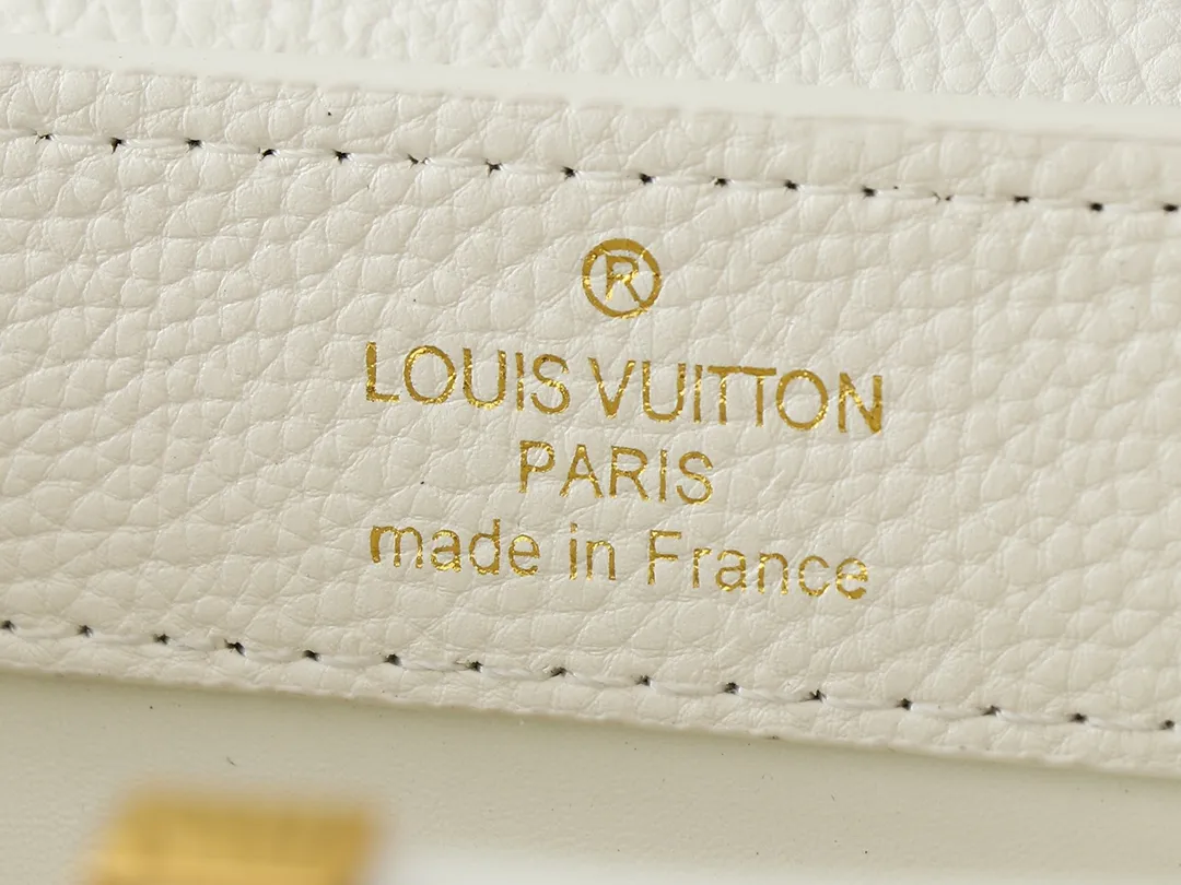 💰380💰Guangzhou goods Upgraded original M00014 M00013 M00015 [New size] This Capucines new size handbag shows soft beauty: Taurillon leather bag body with light-colored flap and top handle, enamel Monogram flower chain can also achieve a shoulder-carrying experience. Wear the slim leather strap to explore more styling possibilities. Dimensions 23.5x 14 x 8 cm (length x height x width)