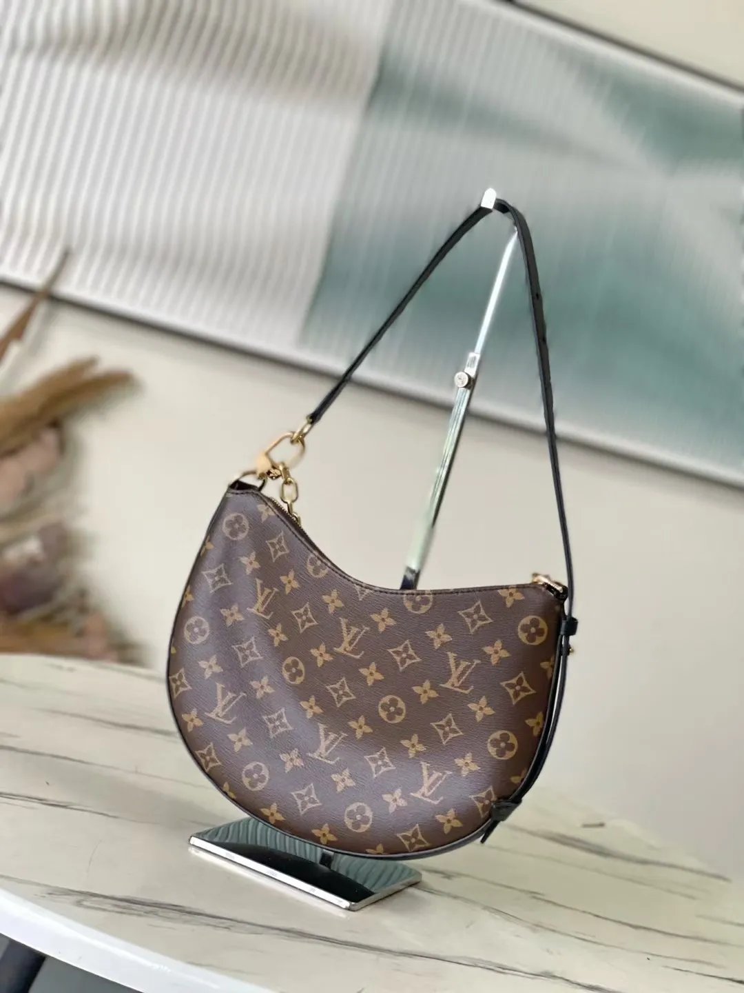 💰1000 Top Original M14056 Cookie BB handbag is made of Monogram coated canvas, with contrasting leather trim to accentuate the half-moon shape. The lightweight design combines an adjustable handle and a detachable chain to allow for easy conversion between cross-body and shoulder wear. The two ends of the bag can be connected to create a trendy wrist bag look. Dimensions: 28.5 × 19 × 5 cm