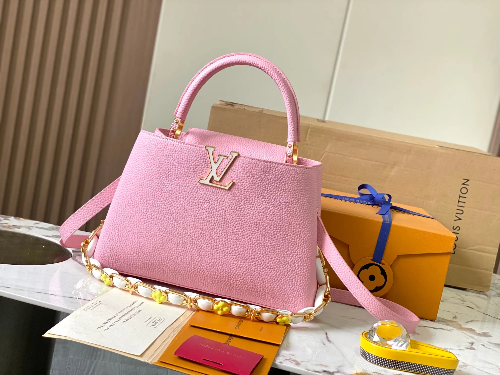 P2700 [Special quality original leather💋 M23199 pink shell buckle upgraded hardware] [Capucines medium handbag] is a combination of various materials and textures, made of Taurillon leather, and equipped with a beautiful new version of Blossom Chain. Metal links and elegant soft calf leather are woven into a delicate chain, inlaid with enamel and decorated with Monogram flowers. The colorful enamel brand logo highlights the texture of jewelry and makes the handbag even more beautiful.  Dimensions: 31.5 x 20 x 11 cm