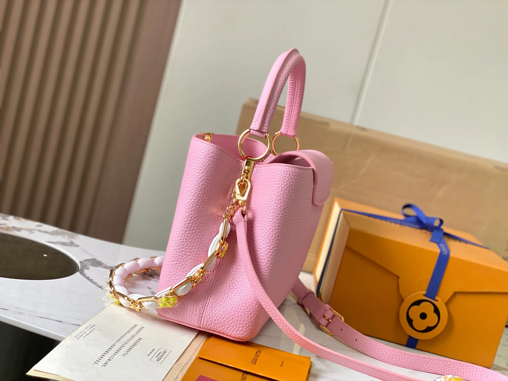P2700 [Special quality original leather💋 M23199 pink shell buckle upgraded hardware] [Capucines medium handbag] is a combination of various materials and textures, made of Taurillon leather, and equipped with a beautiful new version of Blossom Chain. Metal links and elegant soft calf leather are woven into a delicate chain, inlaid with enamel and decorated with Monogram flowers. The colorful enamel brand logo highlights the texture of jewelry and makes the handbag even more beautiful.  Dimensions: 31.5 x 20 x 11 cm