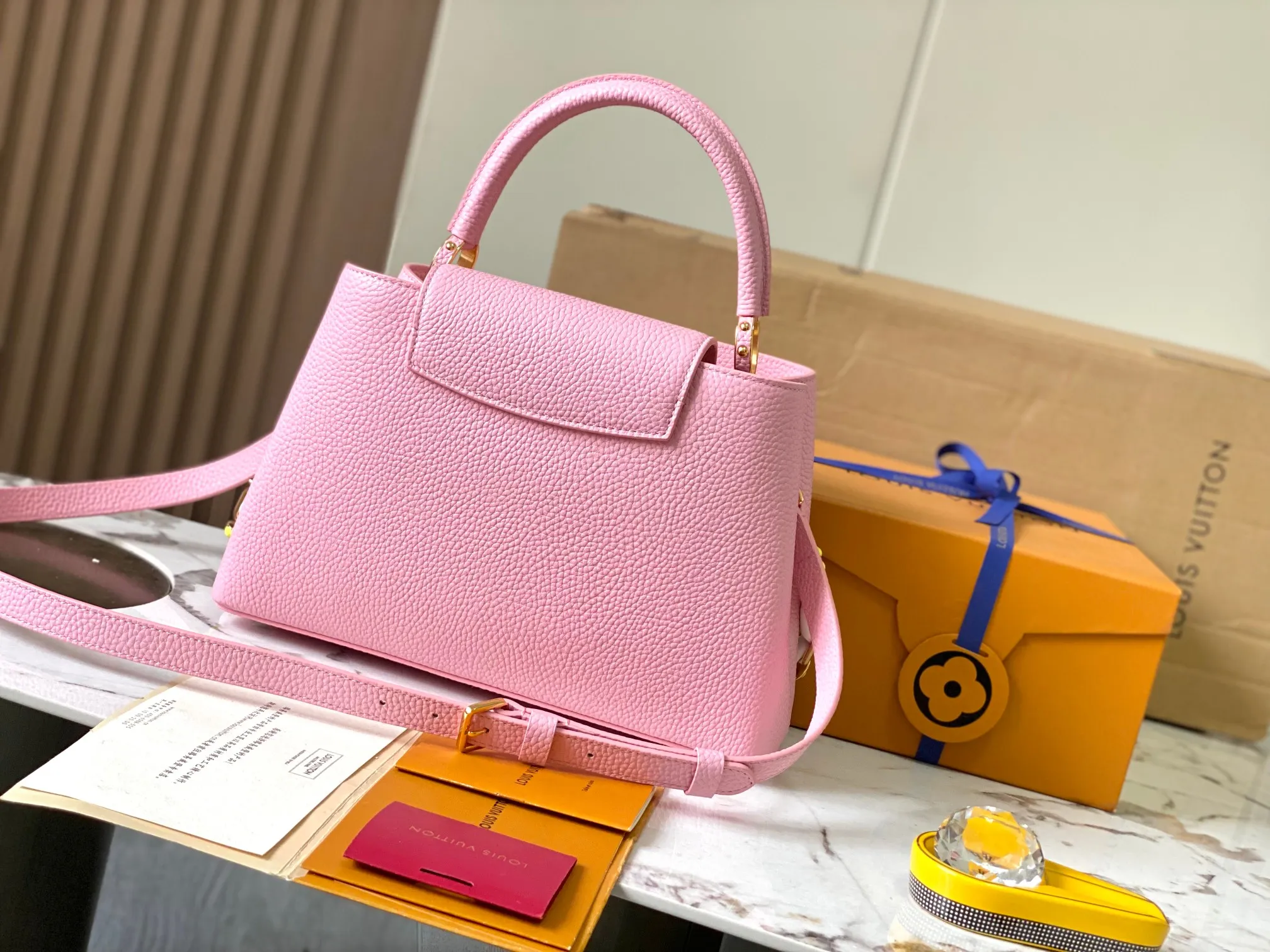 P2700 [Special quality original leather💋 M23199 pink shell buckle upgraded hardware] [Capucines medium handbag] is a combination of various materials and textures, made of Taurillon leather, and equipped with a beautiful new version of Blossom Chain. Metal links and elegant soft calf leather are woven into a delicate chain, inlaid with enamel and decorated with Monogram flowers. The colorful enamel brand logo highlights the texture of jewelry and makes the handbag even more beautiful.  Dimensions: 31.5 x 20 x 11 cm