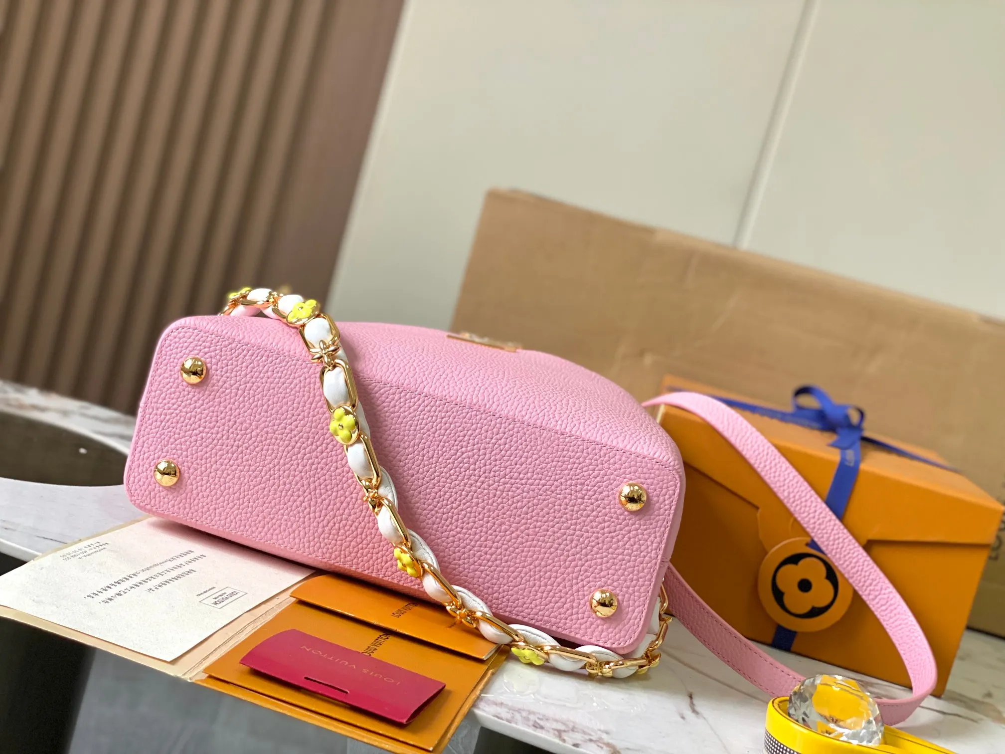 P2700 [Special quality original leather💋 M23199 pink shell buckle upgraded hardware] [Capucines medium handbag] is a combination of various materials and textures, made of Taurillon leather, and equipped with a beautiful new version of Blossom Chain. Metal links and elegant soft calf leather are woven into a delicate chain, inlaid with enamel and decorated with Monogram flowers. The colorful enamel brand logo highlights the texture of jewelry and makes the handbag even more beautiful.  Dimensions: 31.5 x 20 x 11 cm