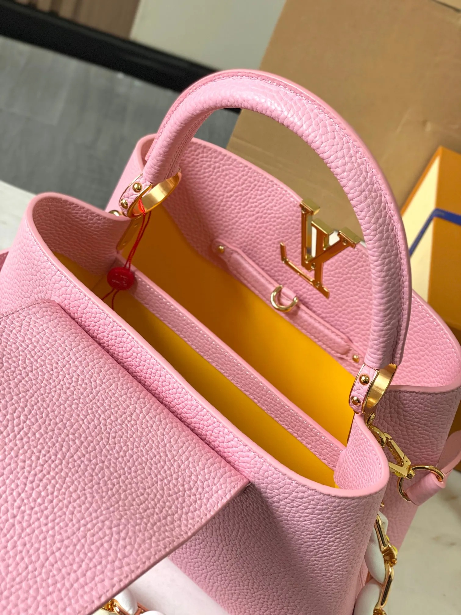 P2700 [Special quality original leather💋 M23199 pink shell buckle upgraded hardware] [Capucines medium handbag] is a combination of various materials and textures, made of Taurillon leather, and equipped with a beautiful new version of Blossom Chain. Metal links and elegant soft calf leather are woven into a delicate chain, inlaid with enamel and decorated with Monogram flowers. The colorful enamel brand logo highlights the texture of jewelry and makes the handbag even more beautiful.  Dimensions: 31.5 x 20 x 11 cm