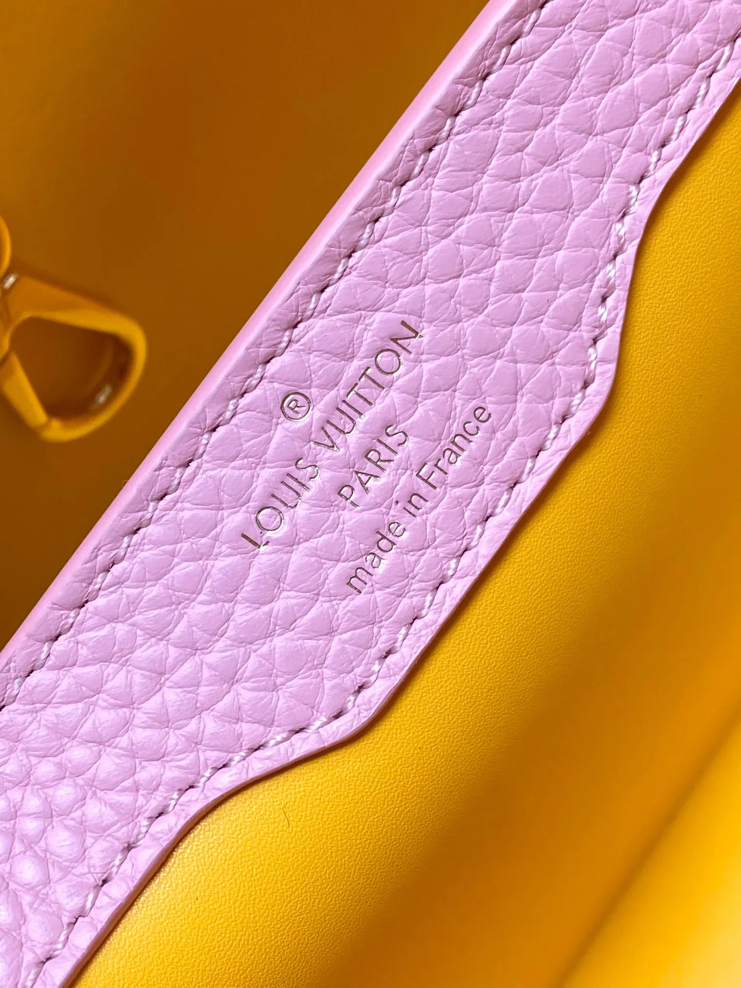 P2700 [Special quality original leather💋 M23199 pink shell buckle upgraded hardware] [Capucines medium handbag] is a combination of various materials and textures, made of Taurillon leather, and equipped with a beautiful new version of Blossom Chain. Metal links and elegant soft calf leather are woven into a delicate chain, inlaid with enamel and decorated with Monogram flowers. The colorful enamel brand logo highlights the texture of jewelry and makes the handbag even more beautiful.  Dimensions: 31.5 x 20 x 11 cm