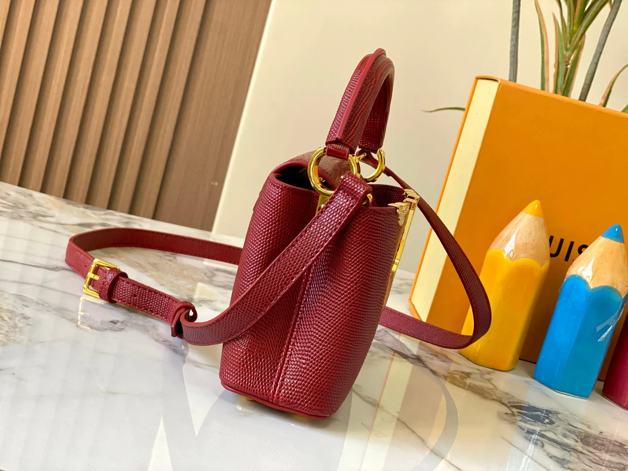 Top original P440 Guangzhou product M12296 maroon lizard leather with gold and diamond corolla🔺This Capucines mini handbag is wrapped in gorgeous lizard leather and lined with delicate sheepskin, embellished with dazzling metal parts. The flip cover reads LV letters inside, and a Monogram flower blooms when turned out. Its compact size makes it a dazzling choice for evening occasions. Detailed features 21 x 14 x 8 cm (length x height x width