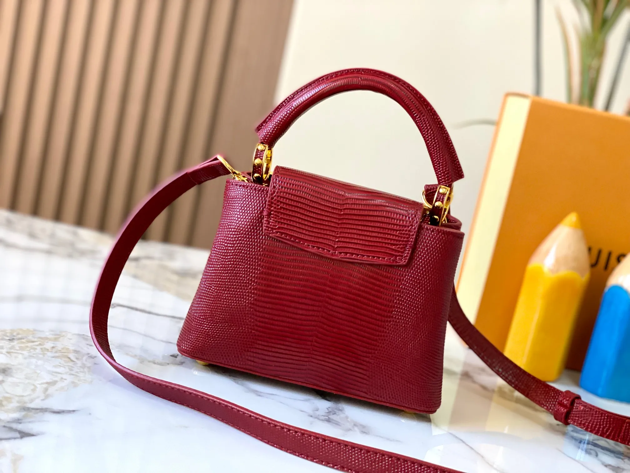 Top original P440 Guangzhou product M12296 maroon lizard leather with gold and diamond corolla🔺This Capucines mini handbag is wrapped in gorgeous lizard leather and lined with delicate sheepskin, embellished with dazzling metal parts. The flip cover reads LV letters inside, and a Monogram flower blooms when turned out. Its compact size makes it a dazzling choice for evening occasions. Detailed features 21 x 14 x 8 cm (length x height x width