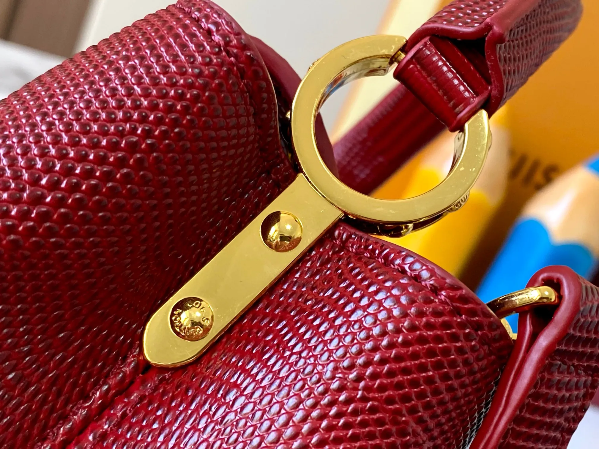 Top original P440 Guangzhou product M12296 maroon lizard leather with gold and diamond corolla🔺This Capucines mini handbag is wrapped in gorgeous lizard leather and lined with delicate sheepskin, embellished with dazzling metal parts. The flip cover reads LV letters inside, and a Monogram flower blooms when turned out. Its compact size makes it a dazzling choice for evening occasions. Detailed features 21 x 14 x 8 cm (length x height x width